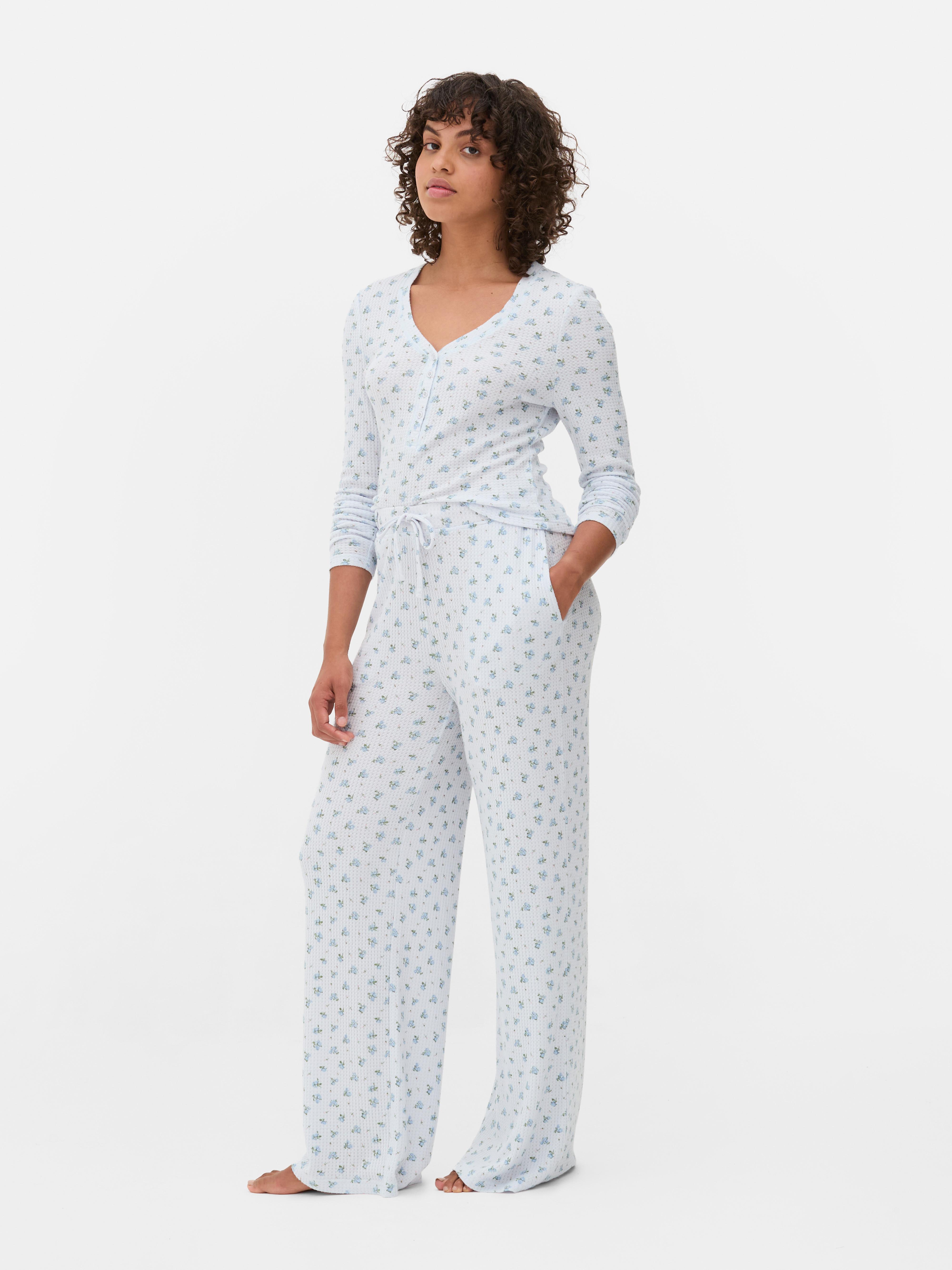 Pantaloni de pijama cu imprimeu floral, cu croială largă. Acești pantaloni de pijama cu croială largă, cu textură tip waffle, sunt o pijamale esențială.