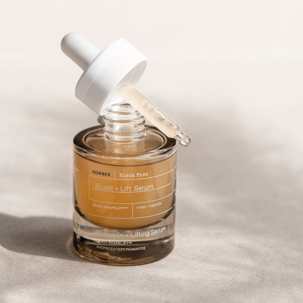 KORRES senėjimą stabdantis serumas „Black Pine Sculpt + Lift Serum“ – 30 ml