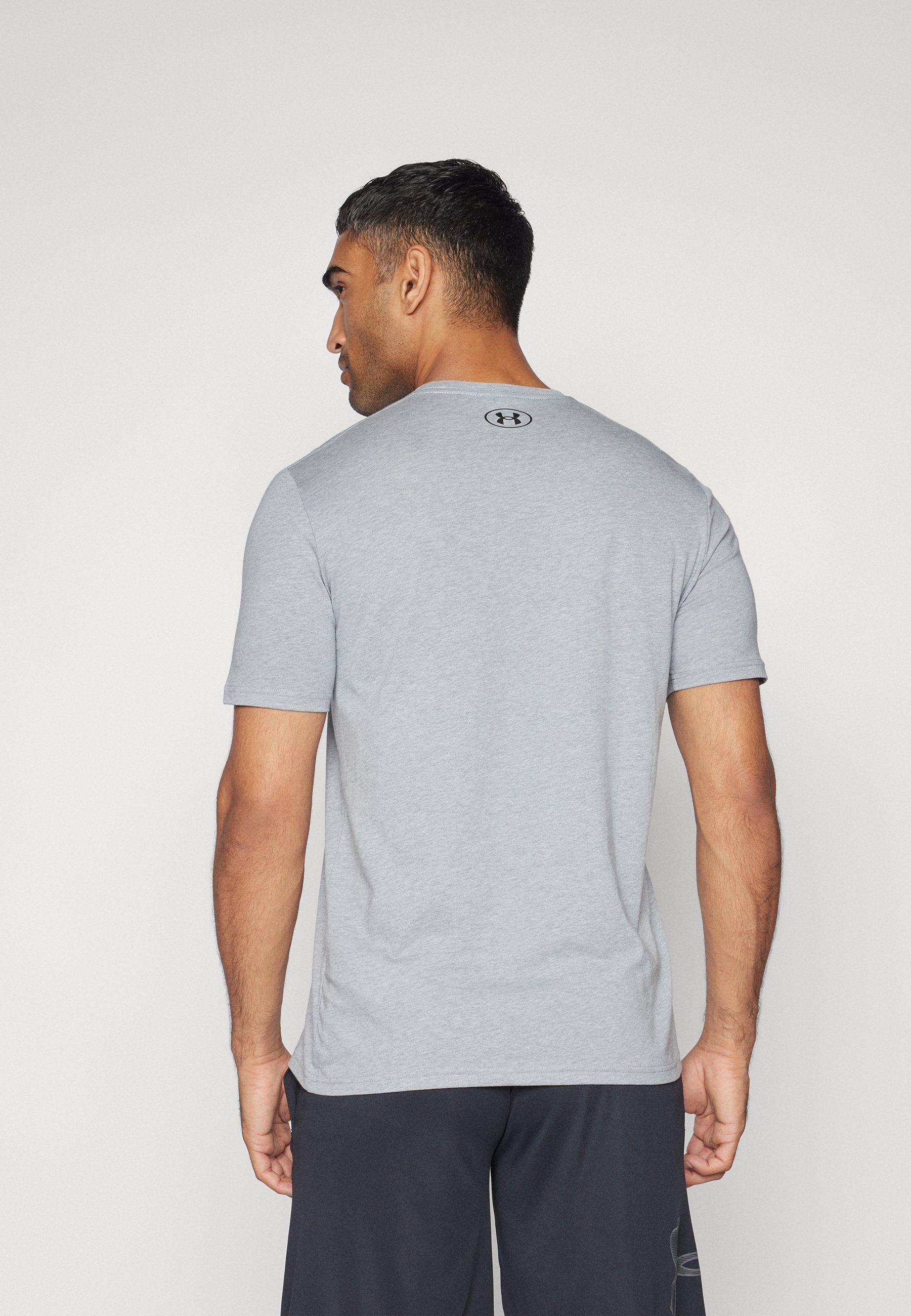 Maglietta Under Armour con logo sul petto a sinistra - colore grigio chiaro/nero