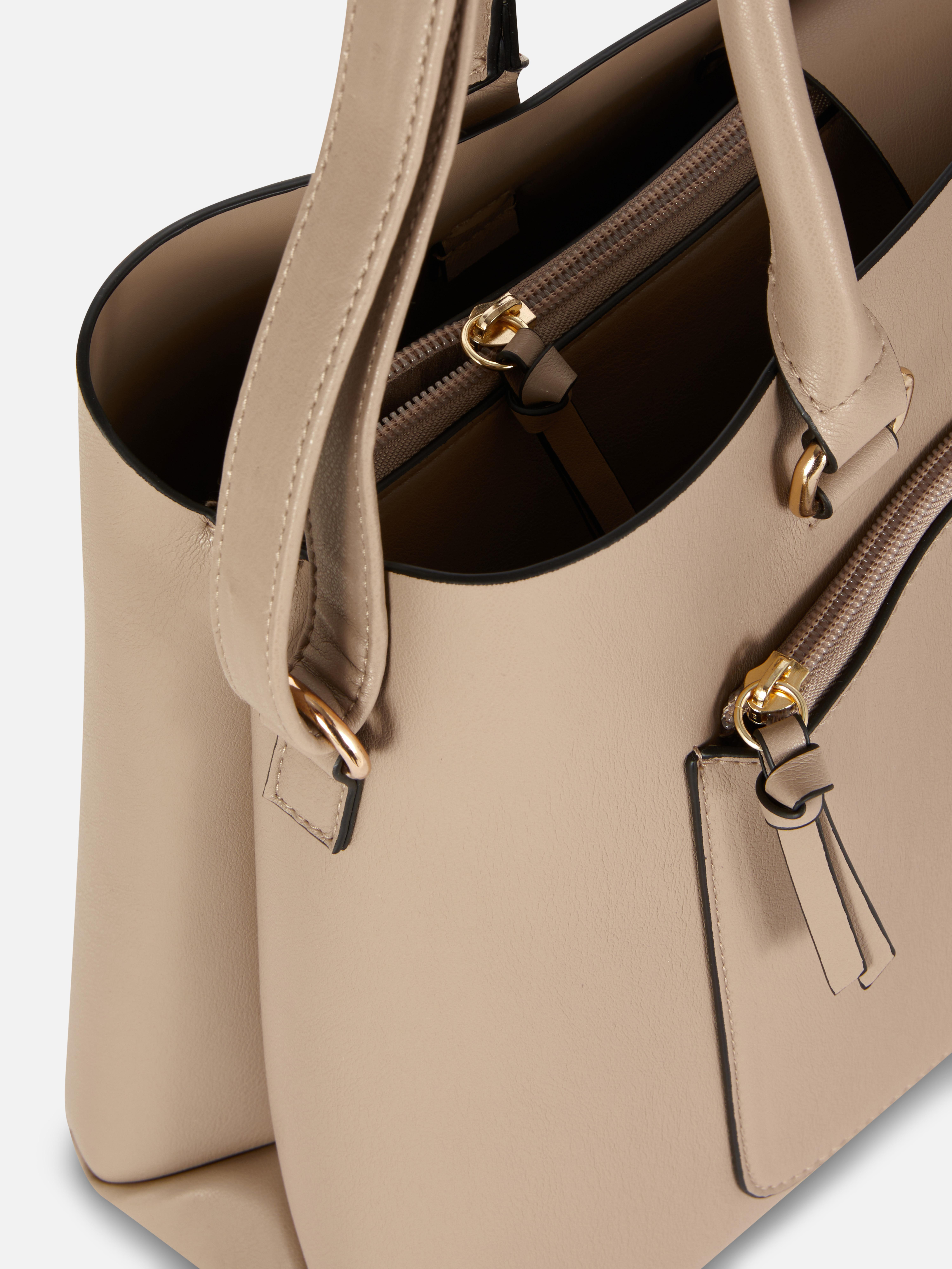 Geantă tote din piele ecologică cu buzunar cu fermoar. Geanta ta tote de zi cu zi este acum și mai elegantă, din piele ecologică cu buzunare.