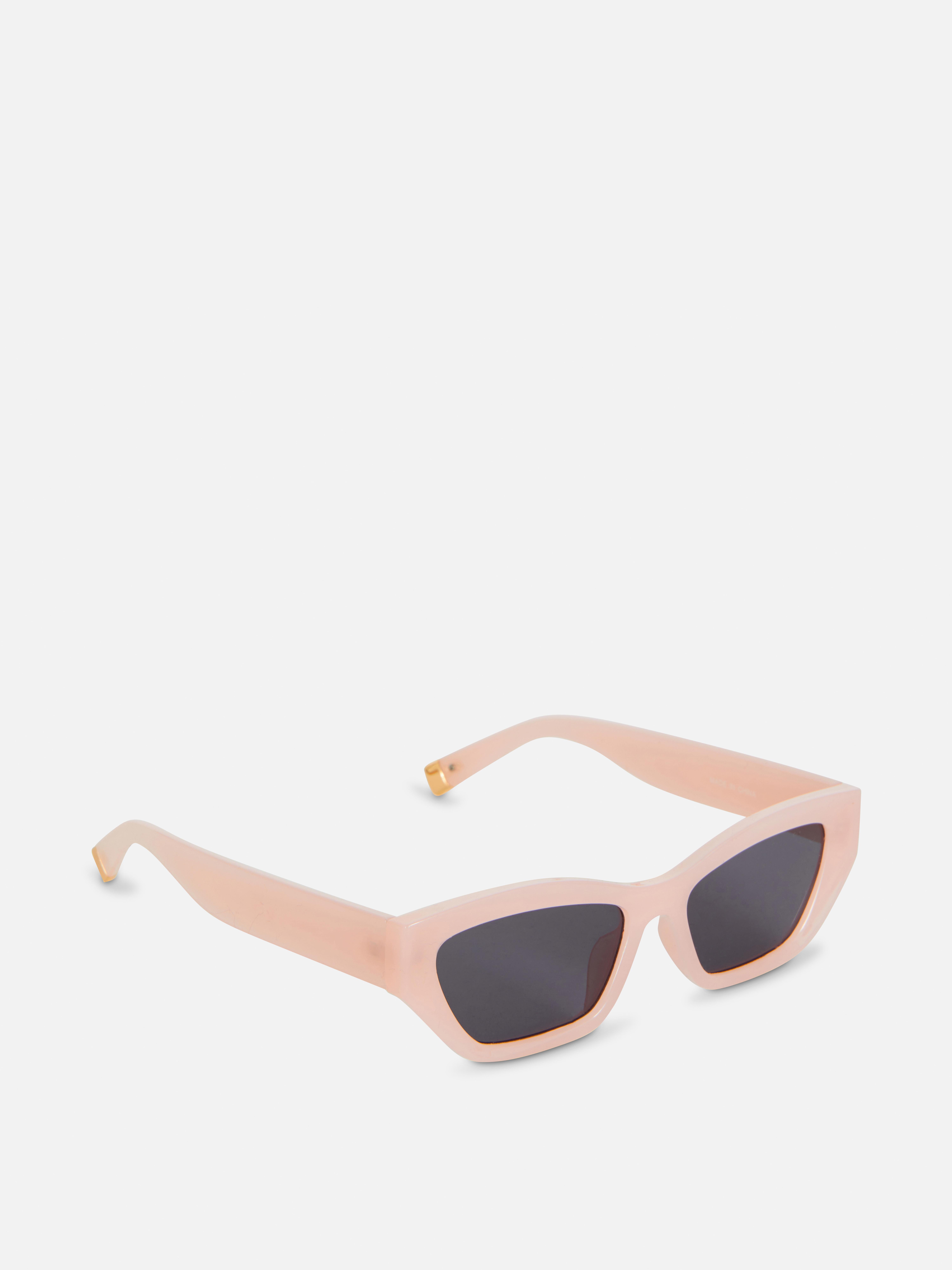 Ochelari de soare cu ramă dreptunghiulară cat-eye. Ochelari de soare strălucitori cu lentile colorate și formă retro cat-eye.