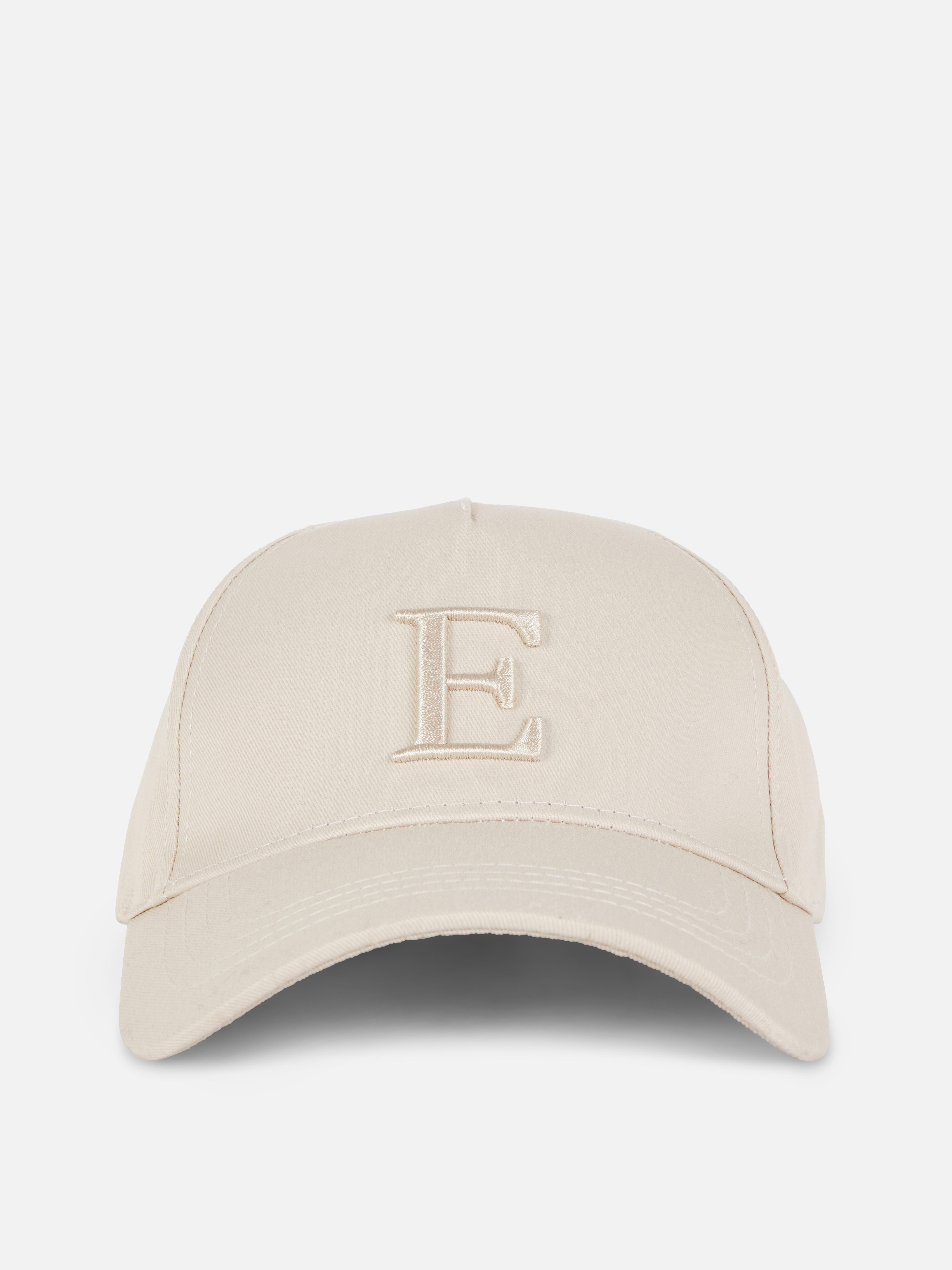 Baseballkappe mit Buchstaben. Steht dein Name darauf? Nun ja, rein praktisch gesehen, ja!