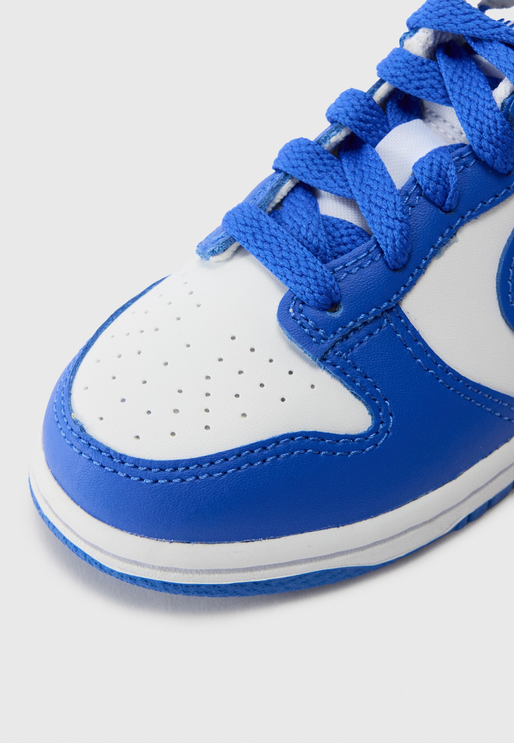 Nike Sportswear DUNK LOW UNISEX - Sneakers - wit/hyper royal-hyper royal