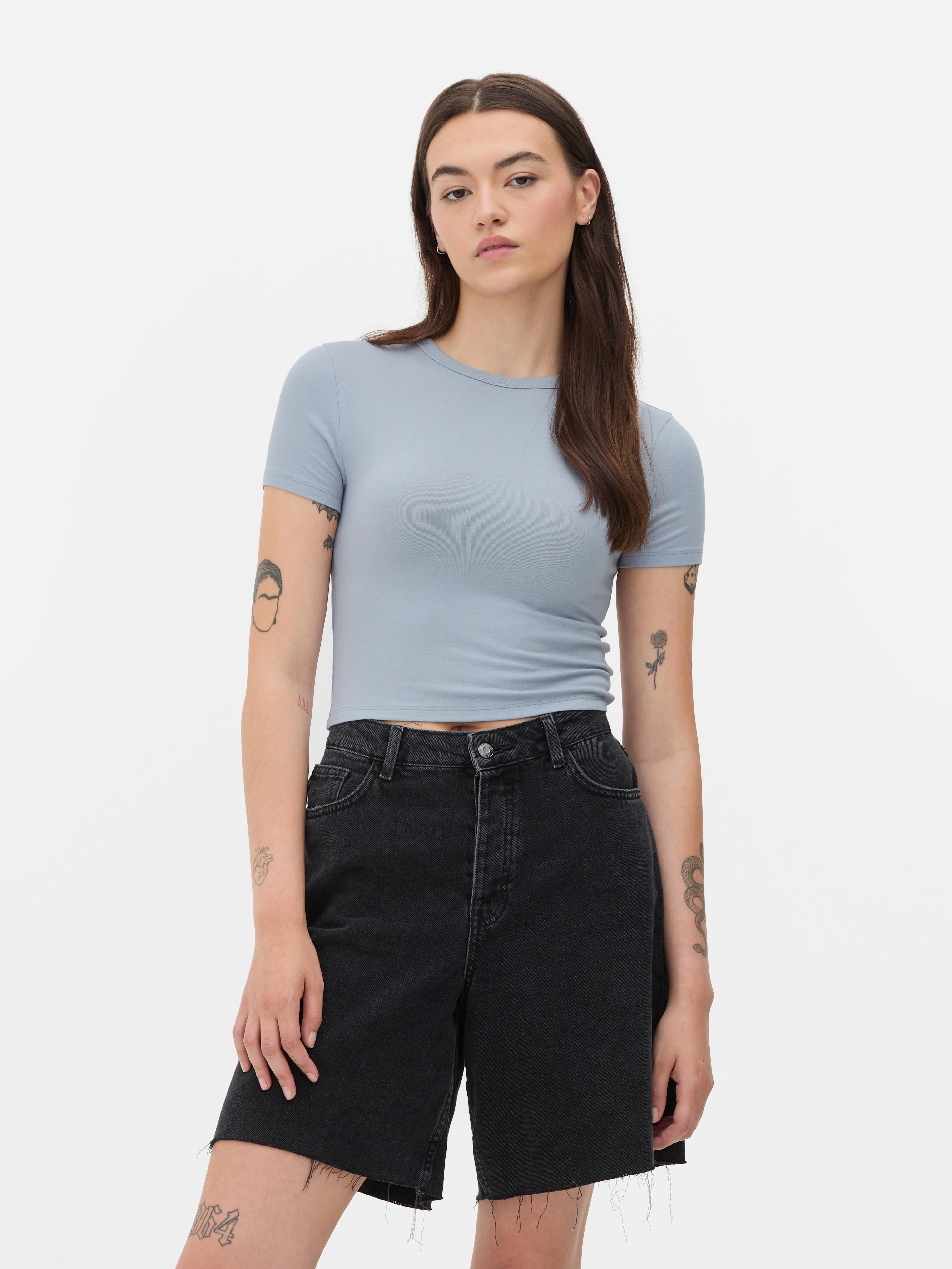Tricou cu mânecă scurtă. Gândește-te doar la posibilitățile de stil ale acestui tricou scurt.