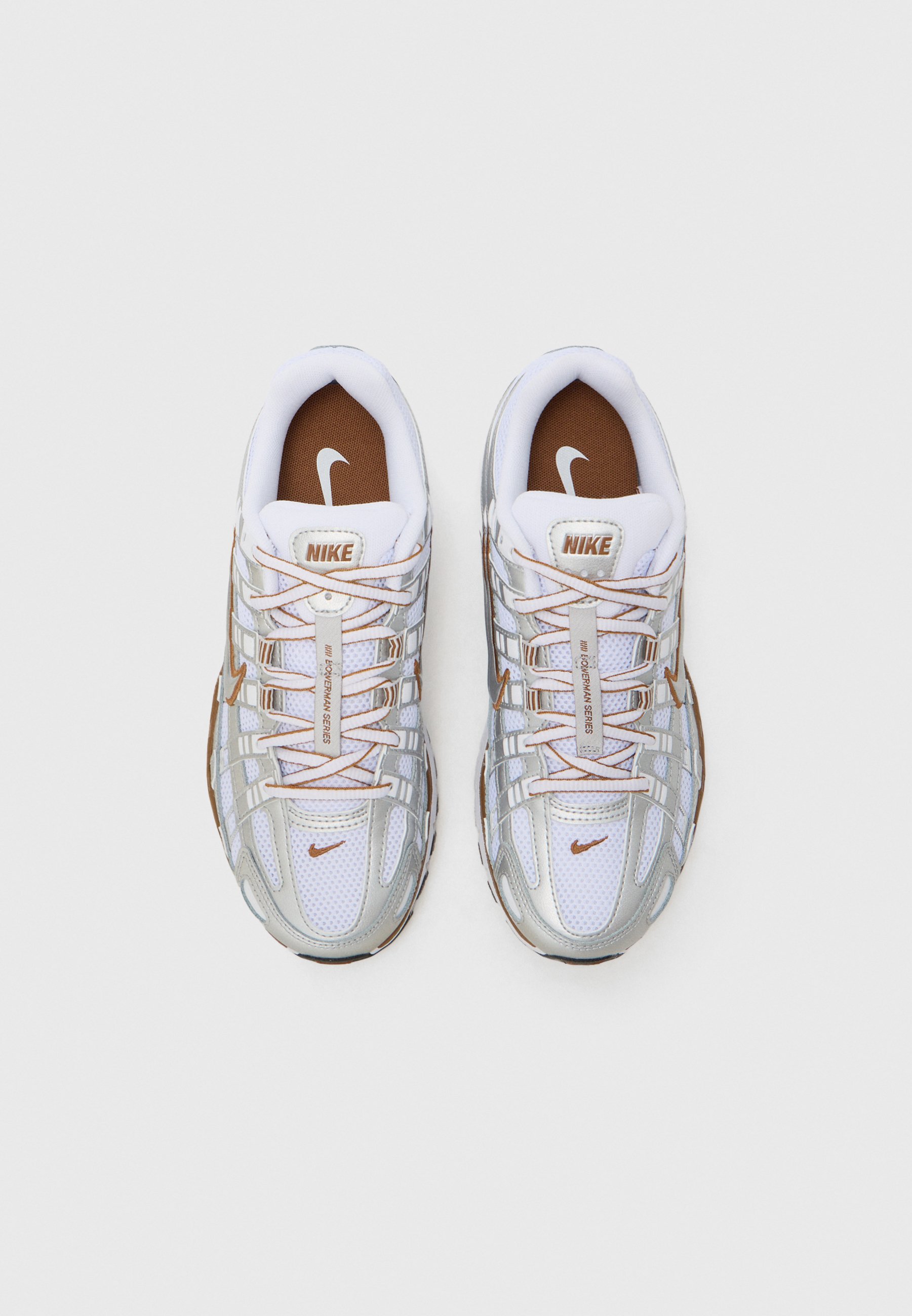 Nike Sportswear P 6000 - Sneakers - wit/metallic zilver/Brits bruin/sail