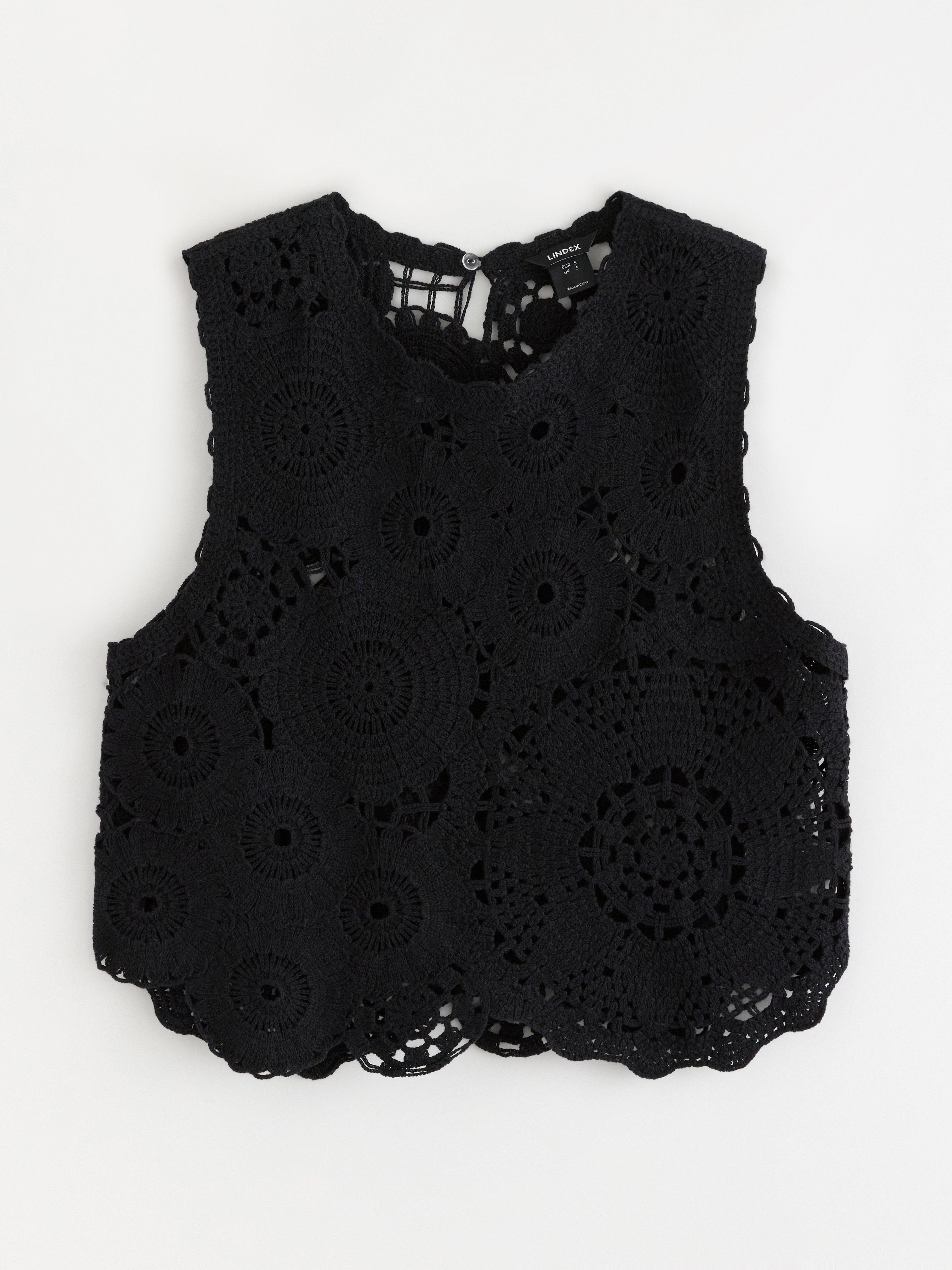 Top com detalhe de crochê preto