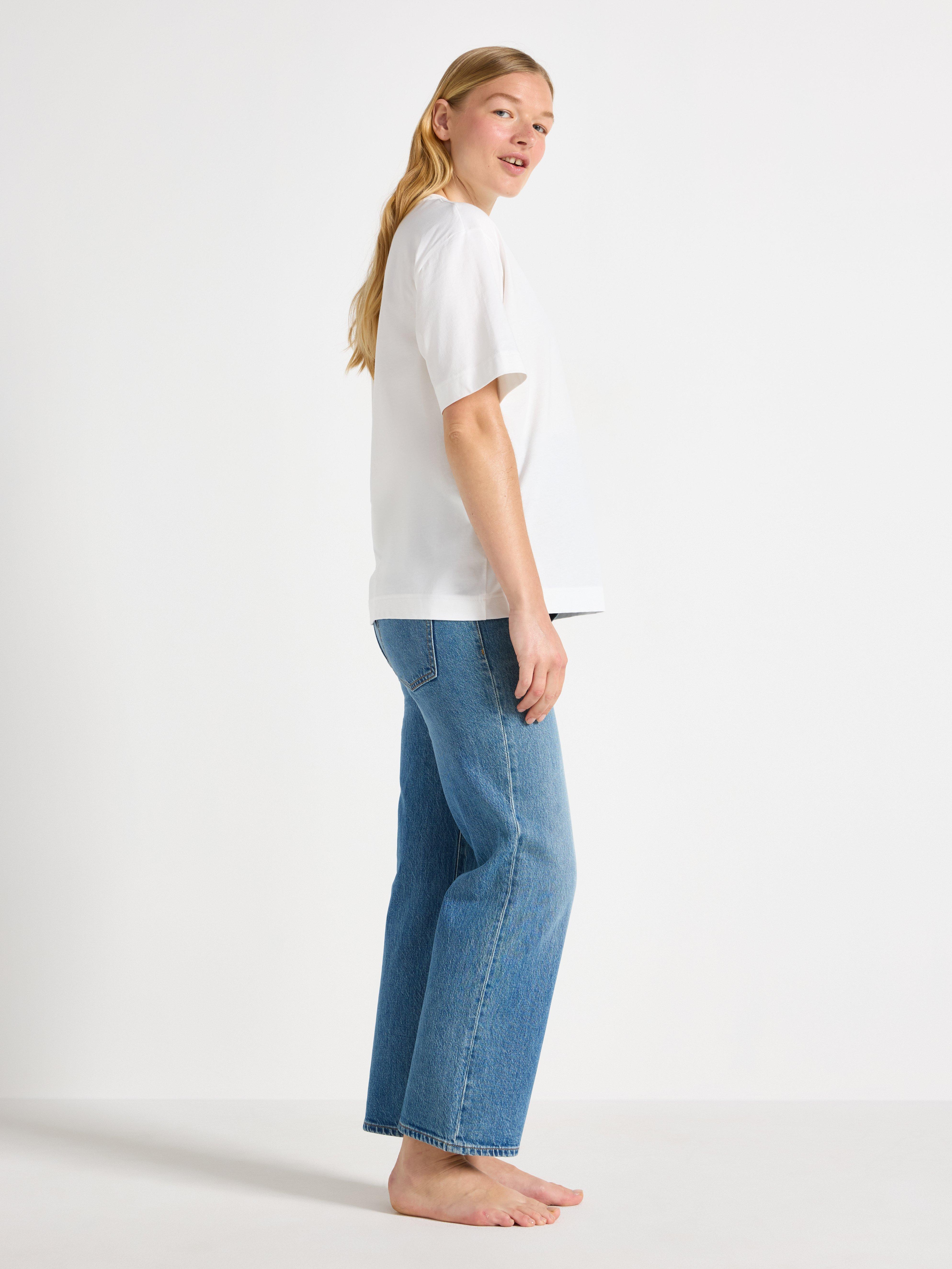 Calça jeans cropped MOM WIDE Hanna para gestantes, em denim claro.