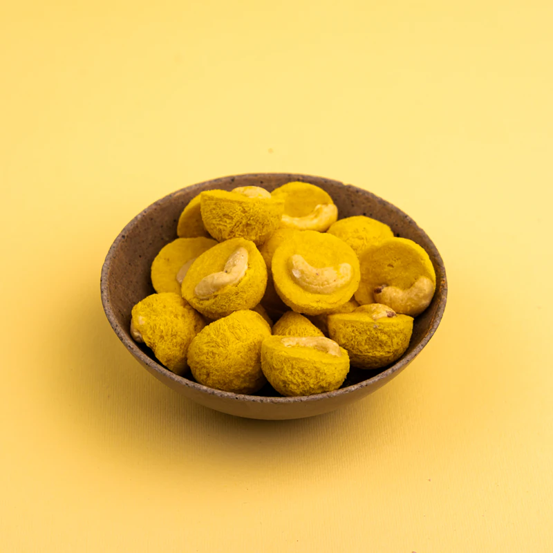 Wir essen gesunde Cashewnüsse in Mangopanade, 100 g gefriergetrocknete Früchte mit Nüssen
