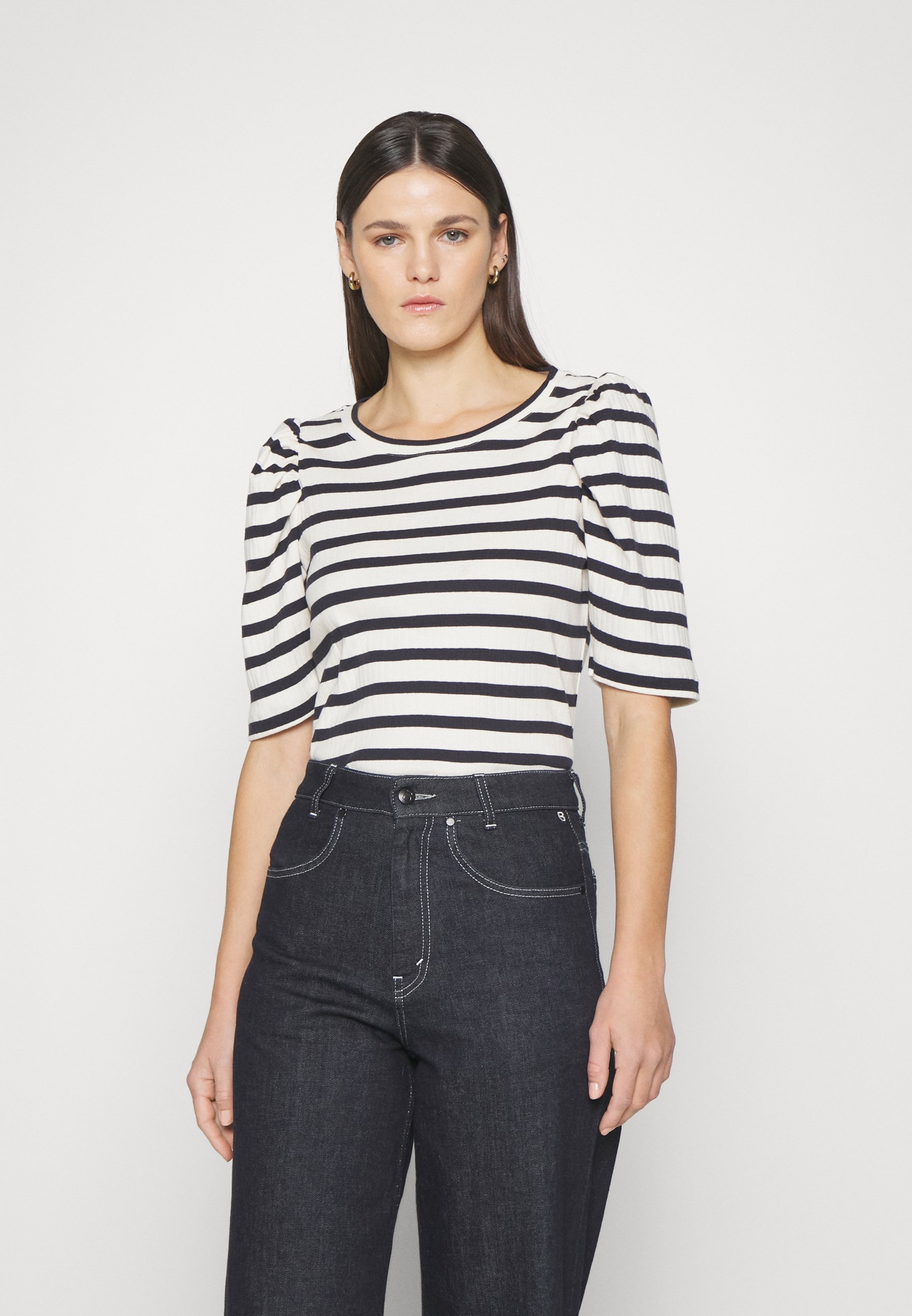 MUNTHE JIKOLAZ - Nyomott mintás póló - sötétkék