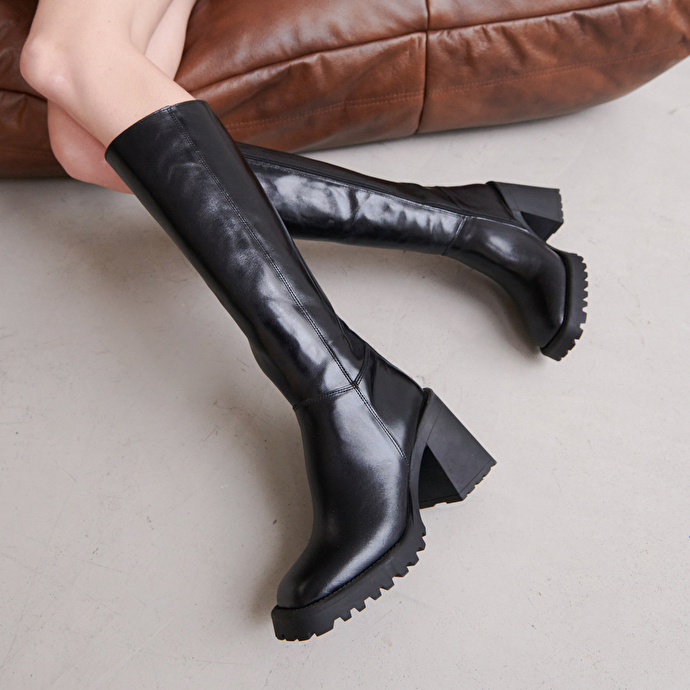 Bottes hautes à semelles crantées et bouts carrés  en cuir noir