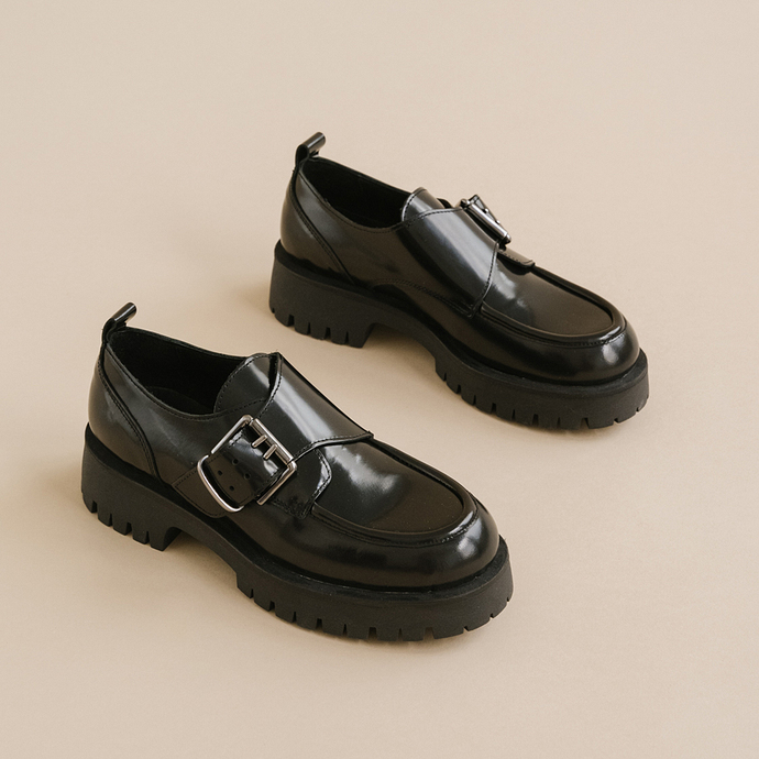Derbies à talons plats, boucles et coutures apparentes  en cuir glacé noir