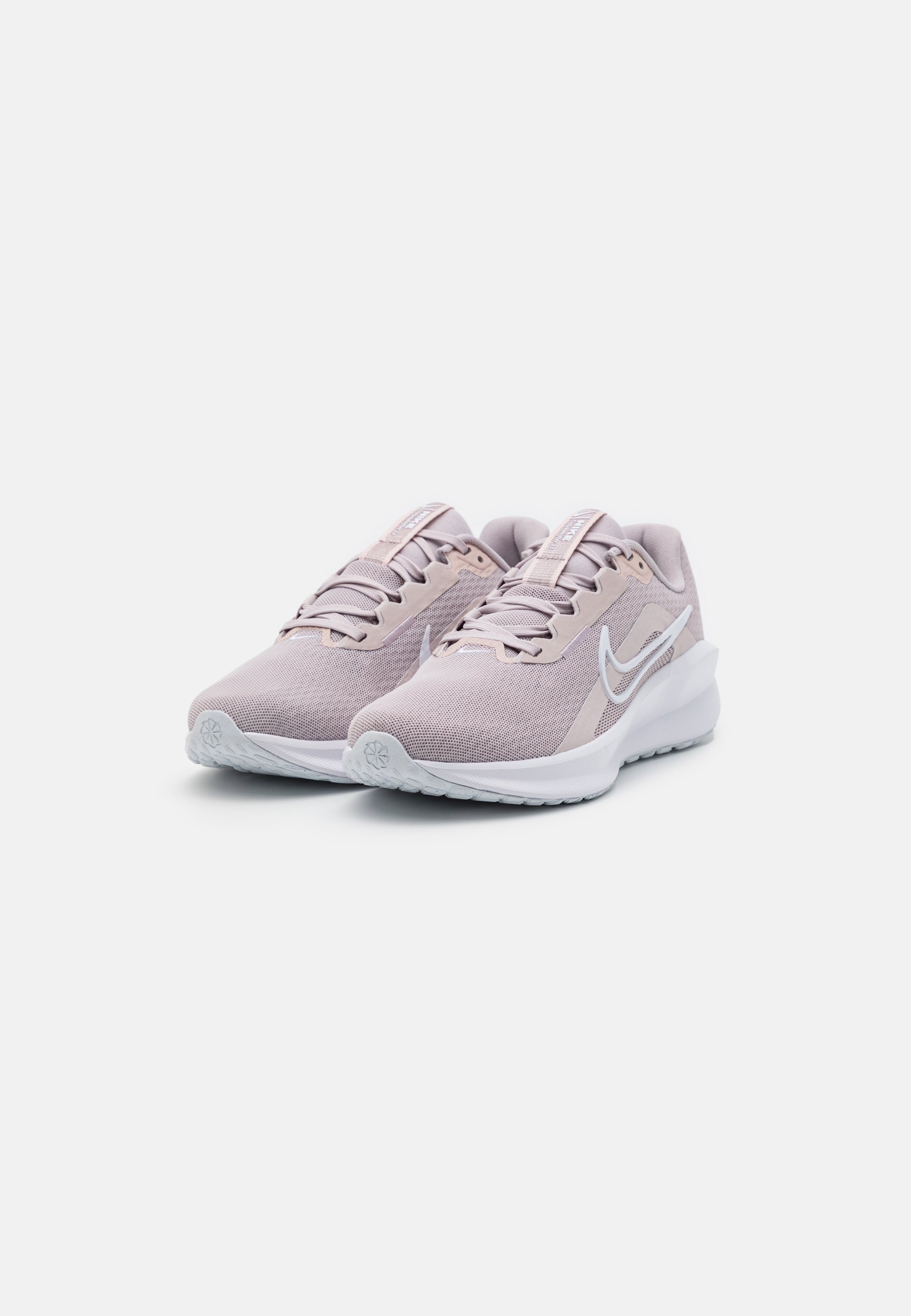 Chaussures de running sur route Nike Performance DOWNSHIFTER 13 - rose, blanc