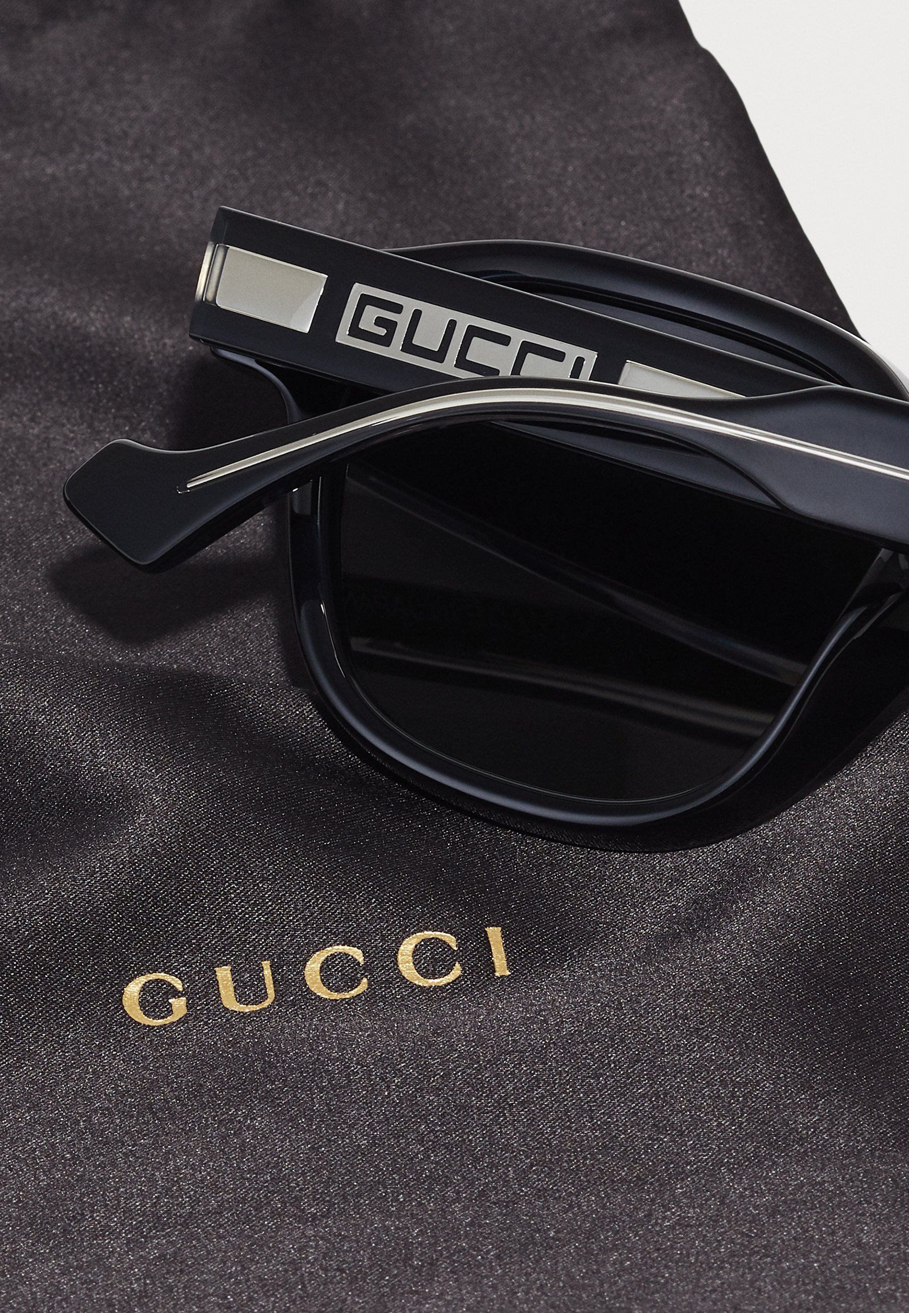 Óculos de sol Gucci - preto/cristal/cinza