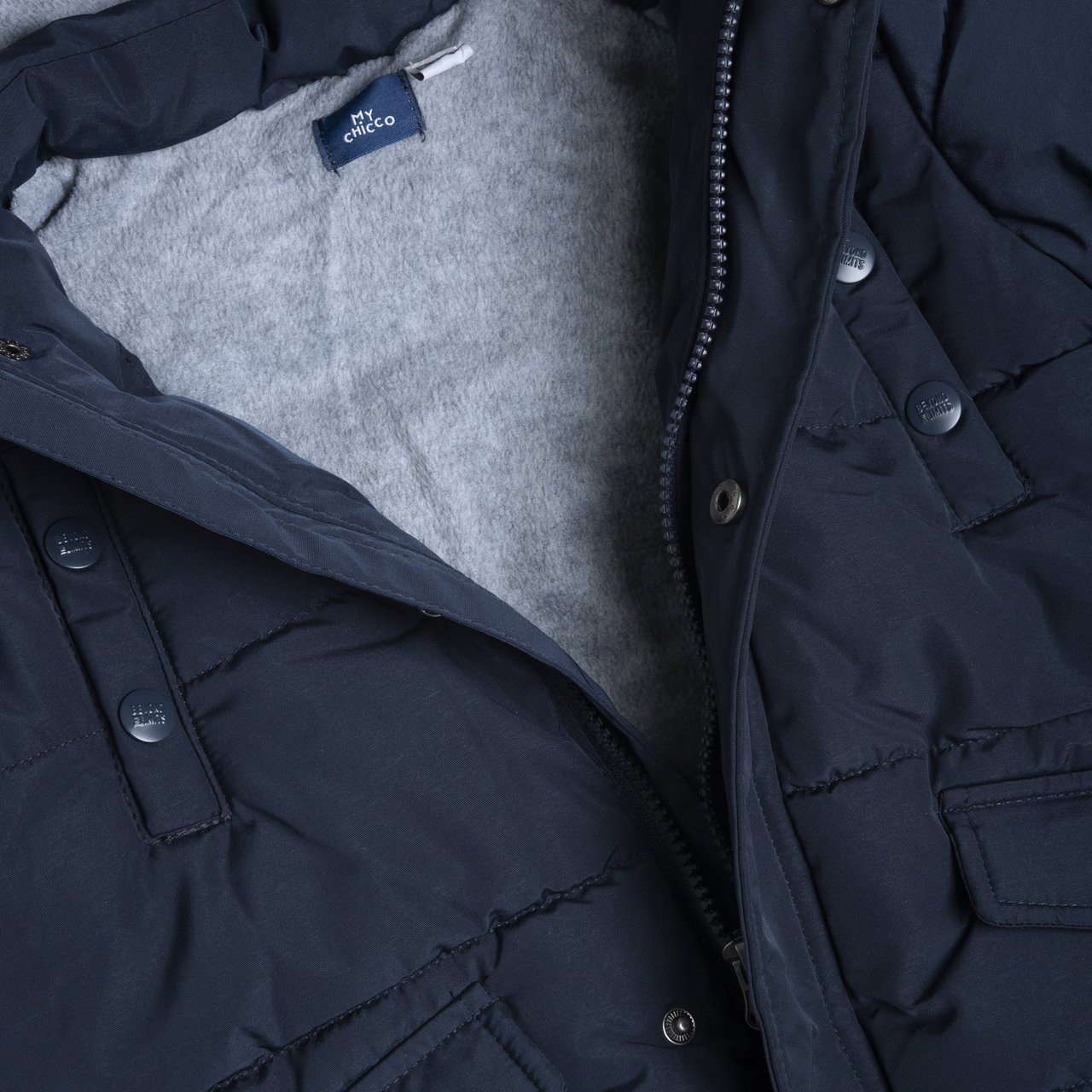 Langer, wattierter blauer Mantel