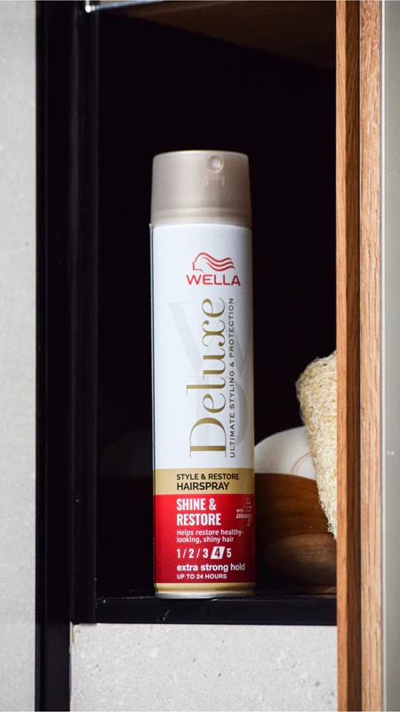 Lak za lase Wella Deluxe Shine & Restore z močno fiksacijo in volumenom