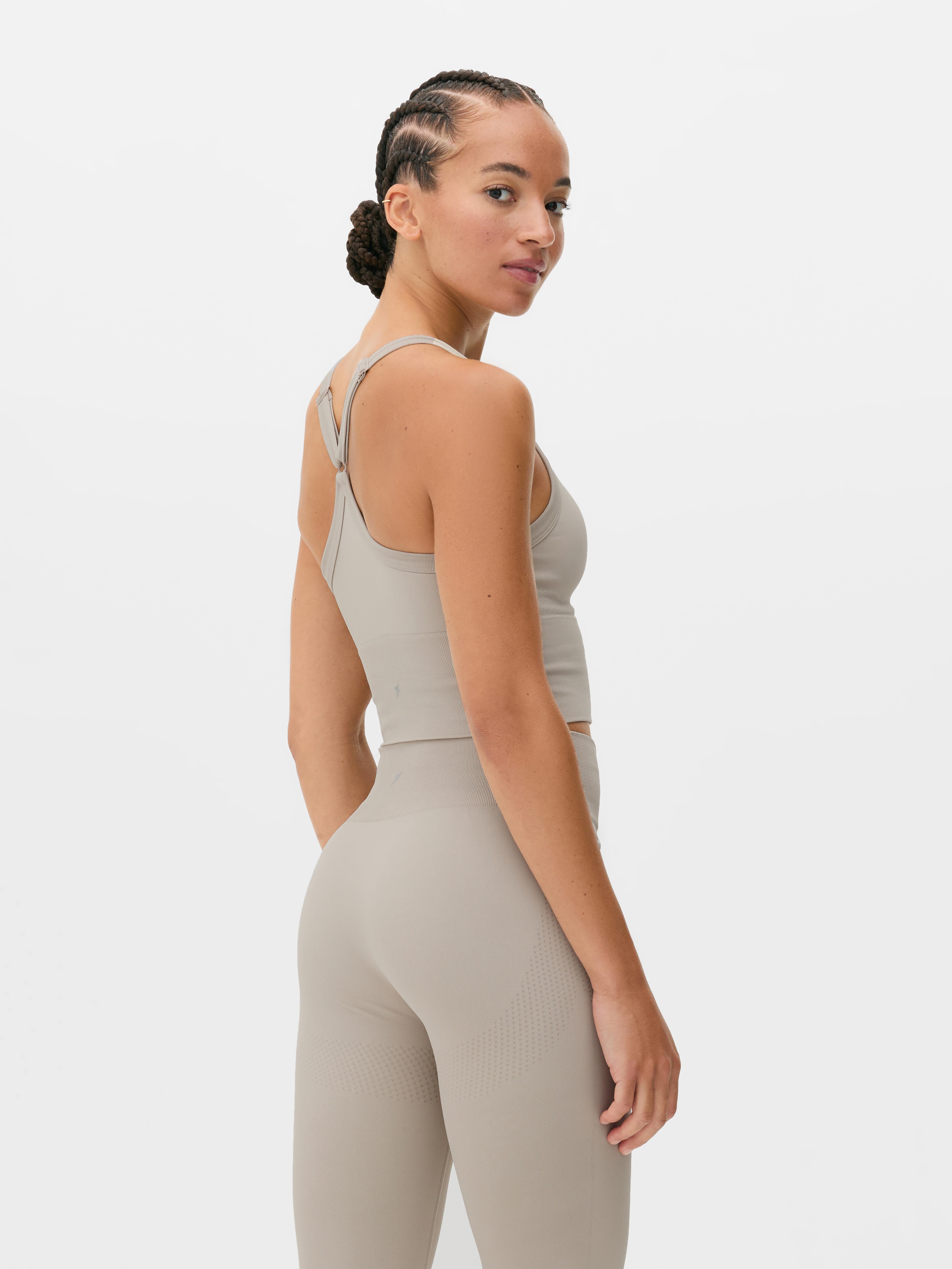 Sutien sport cu spate rasă Un sutien sport confortabil cu spate rasă