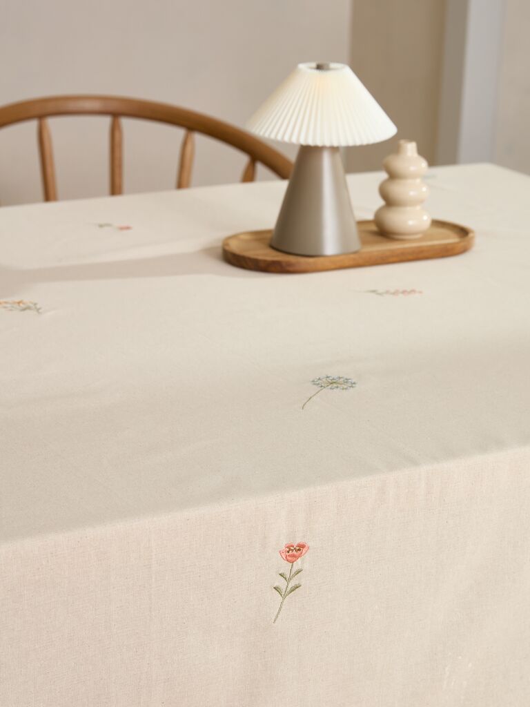 ПЕЛАРГОНИЈА ПЕЛАРГОНИЈА столњак 140x240 беж