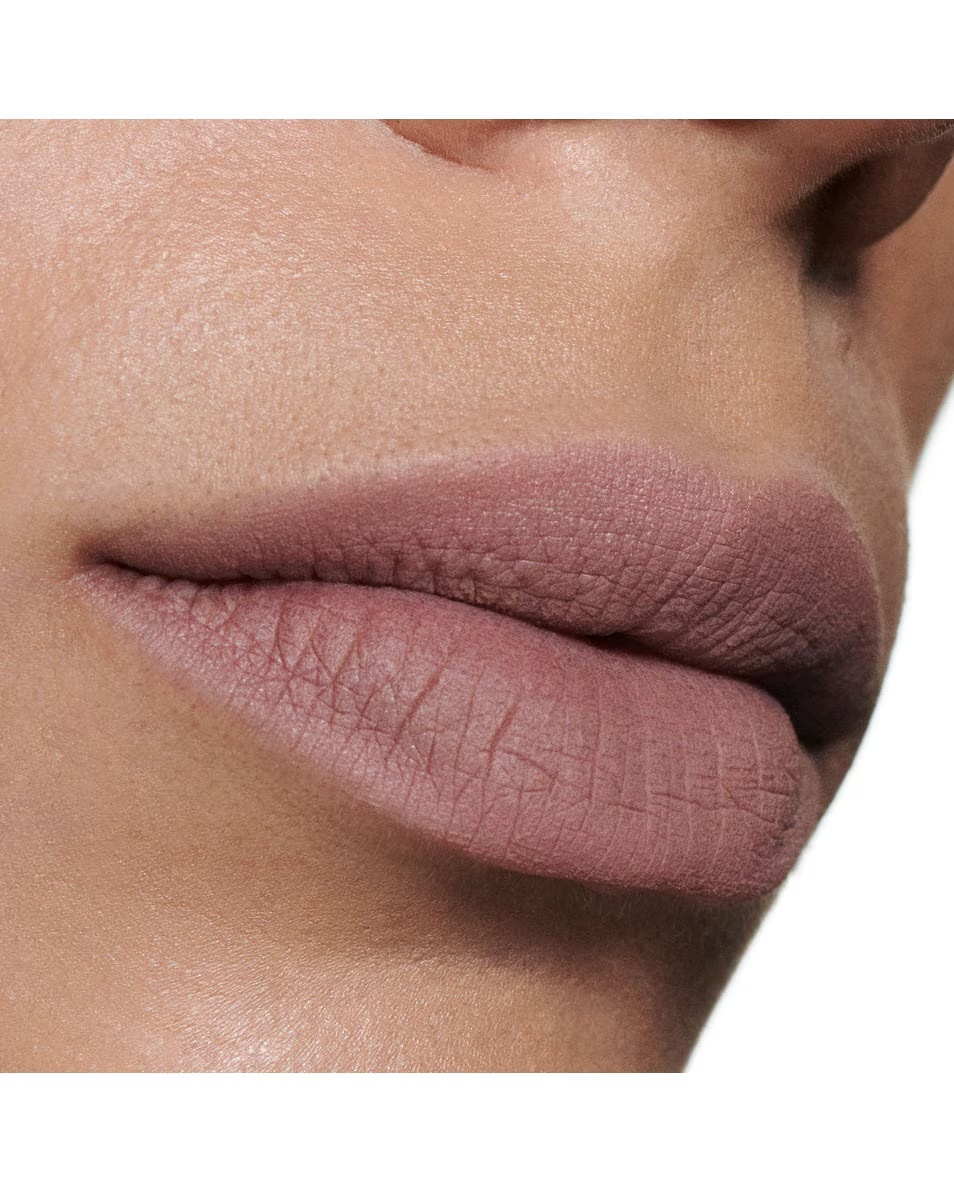MAC Powder Kiss šķidrā lūpu krāsa - Intimate Nudes šķidrā lūpu krāsa - 10 stundas mitrinoša un ilgstoša