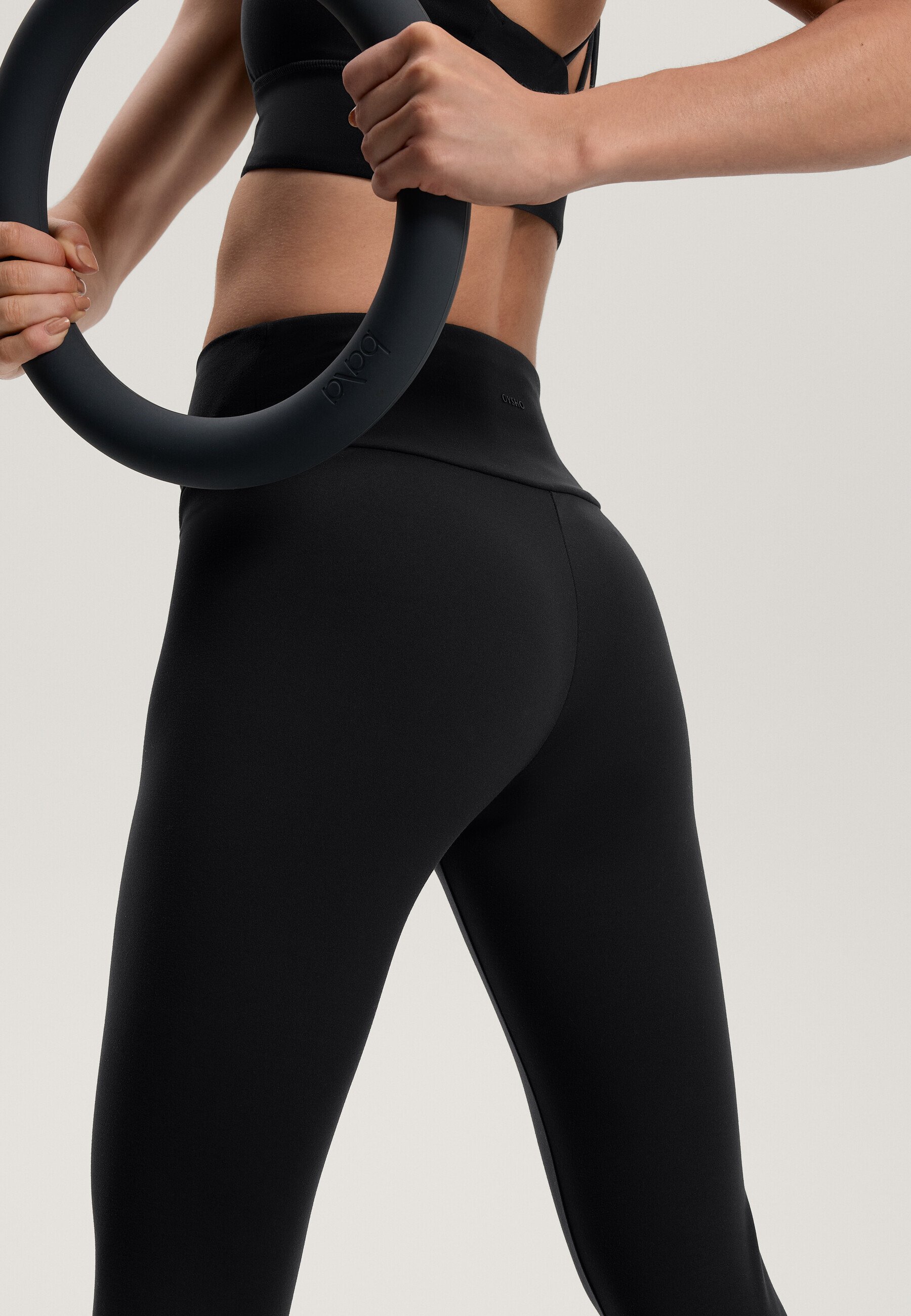 OYSHO COMFORTLUX HIGH-RISE 40cm CAPRI - pantaloni sportivi 3/4 - neri