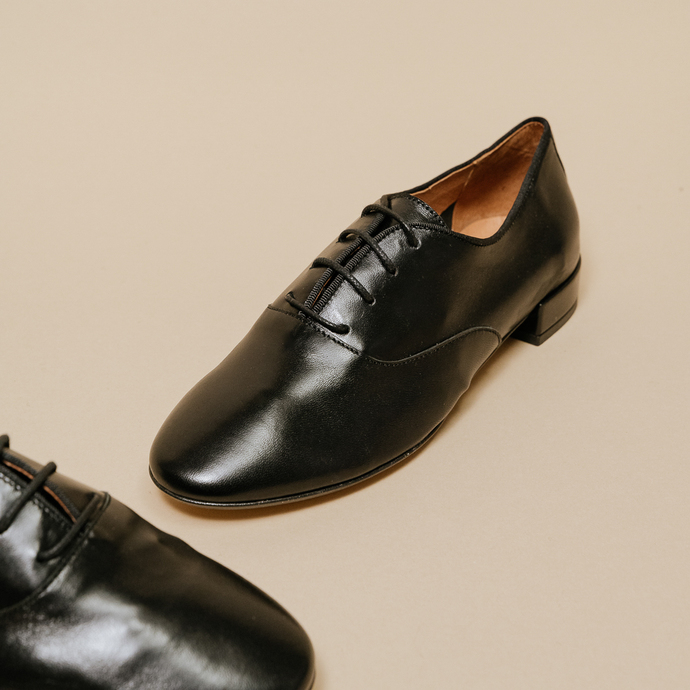 Derbies à talons plats  en cuir noir
