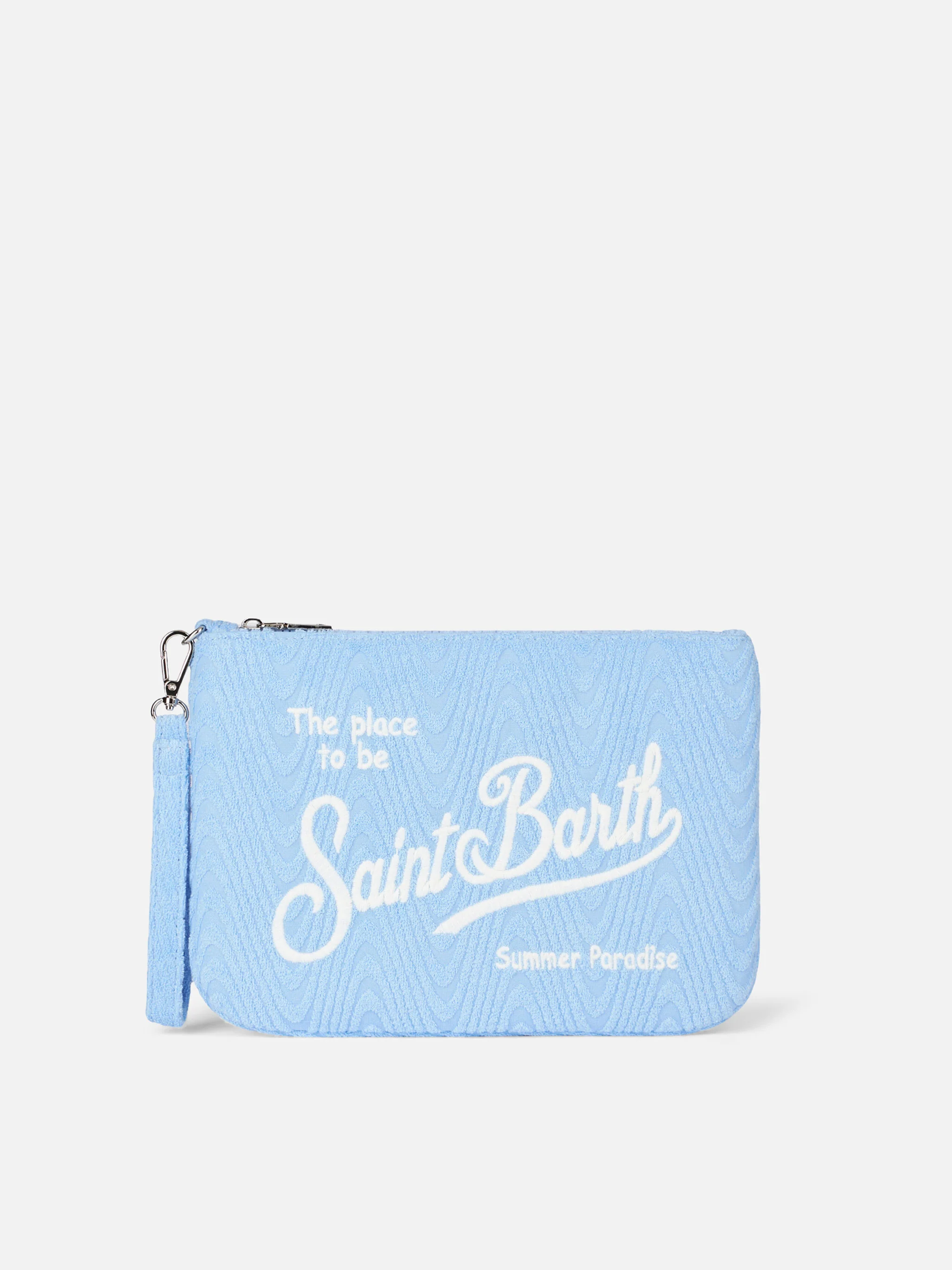 Parisienne Sponge Pouch Bag met lichtblauwe badstof strepenprint, Saint Barth logo borduurwerk, ritssluiting en polsbandje | MC2 Saint Barth