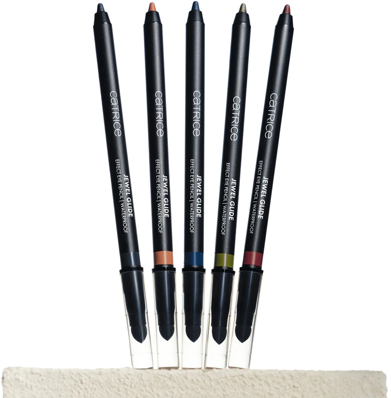 Oční ceruzka Catrice Jewel Glide Effect je voděodolná oční ceruzka, která dodává očním vlasům zářivý lesk.