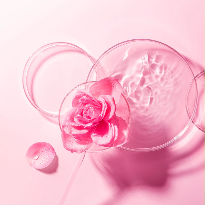 Máscara facial hidratante em tecido FOREO Farm to Face com aroma de rosa búlgara.