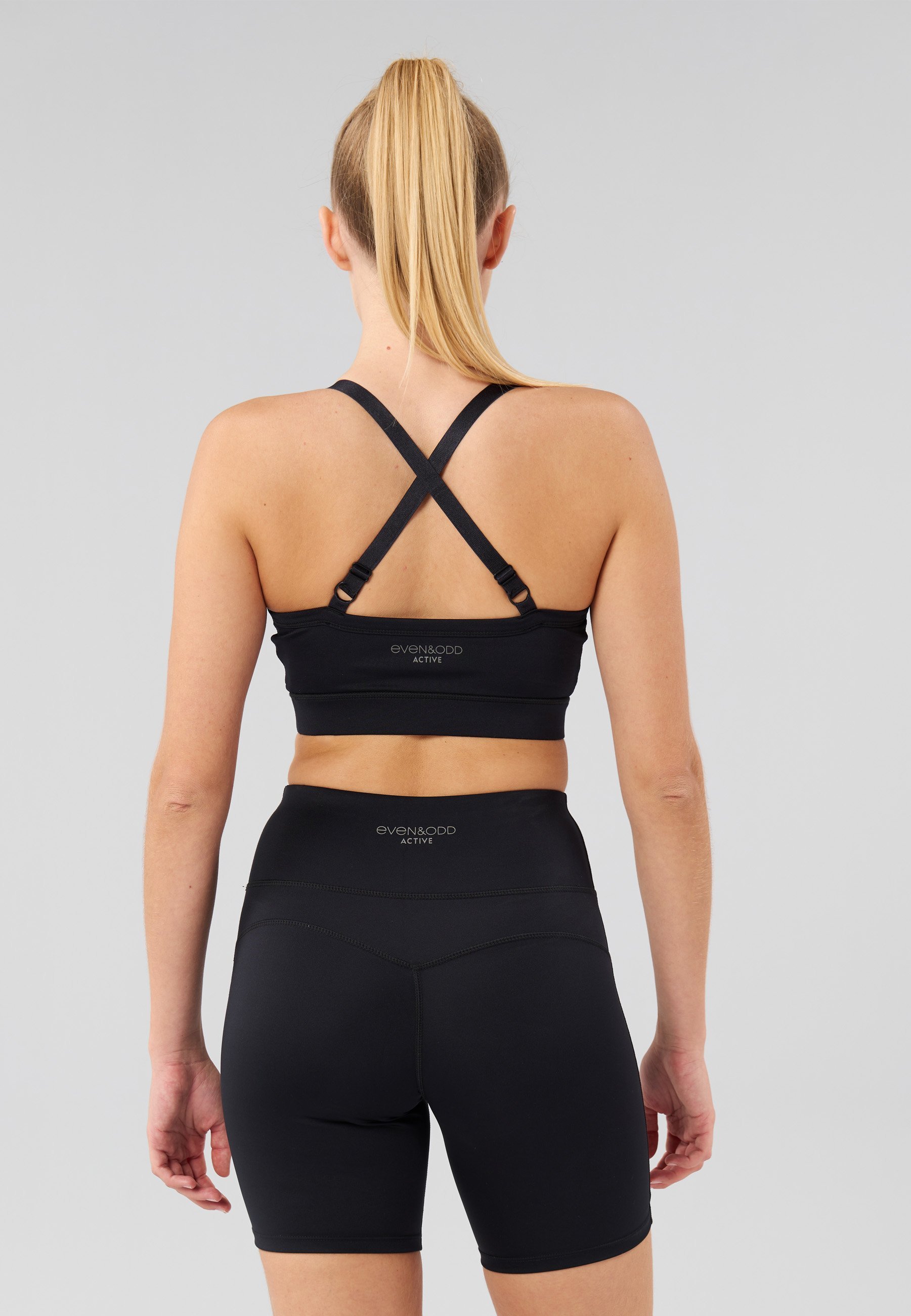 Even&Odd active ESSENTIAL MEDIUM SUPPORT SPORTS BRA WITH ADJUSTABLE CROSS BACK - Sports-BH med medium støtte - svart