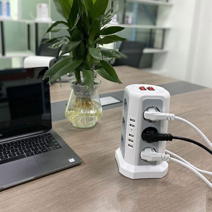 Regleta con protección contra sobretensiones, 5 puertos USB, 12 tomas de corriente, 2 interruptores, color blanco.