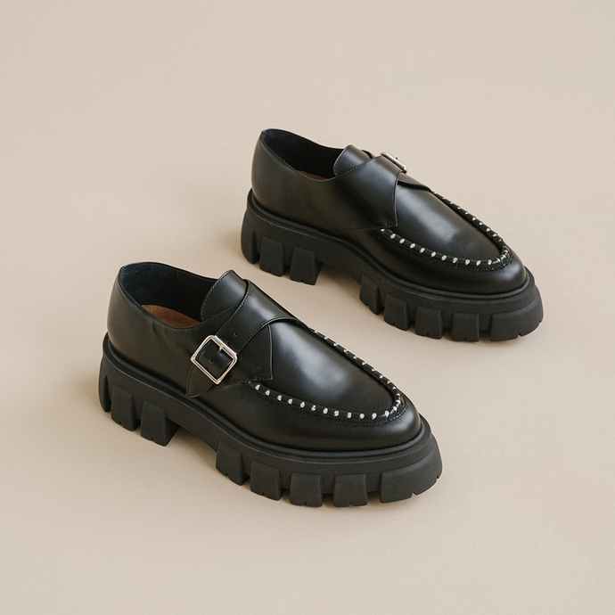 Mocassins à semelles crantées et détails...  en cuir glacé noir
