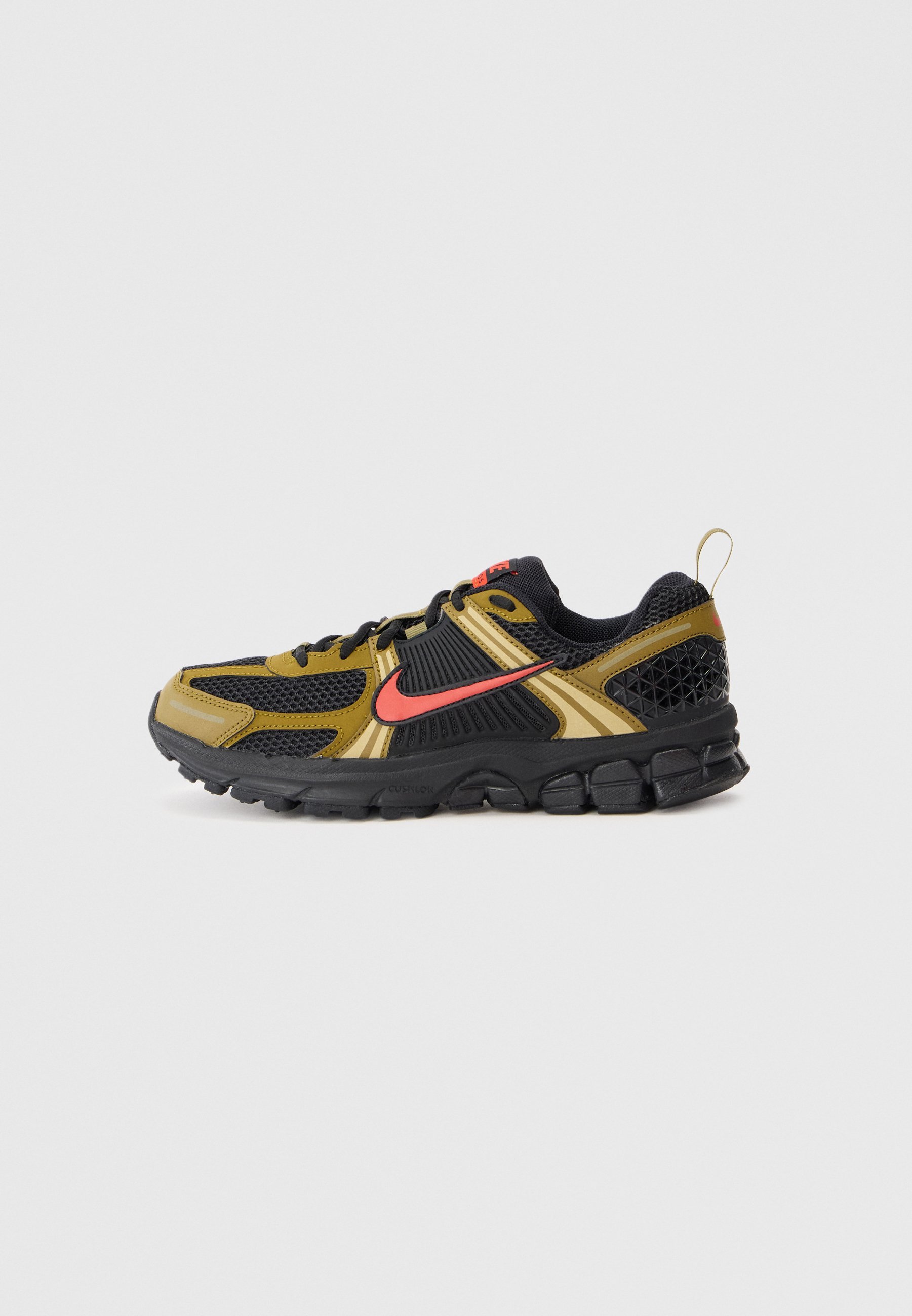Nike Sportswear VOMERO 5 UNISEX - Scarpe da ginnastica - nero/rosso piccante/verde oliva/muschio quantico