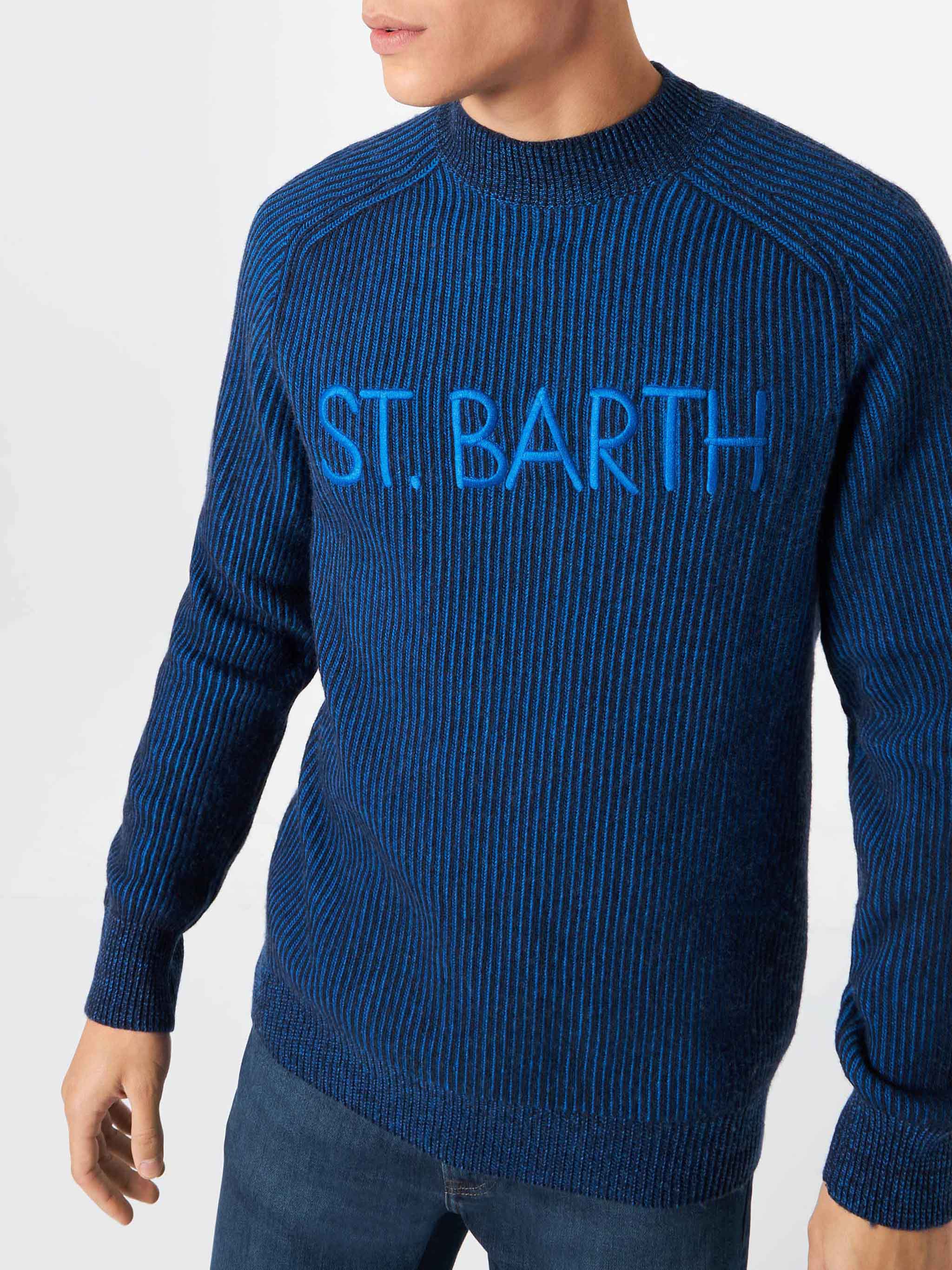 blauer gerippter Herrenpullover mit halbem Halsausschnitt