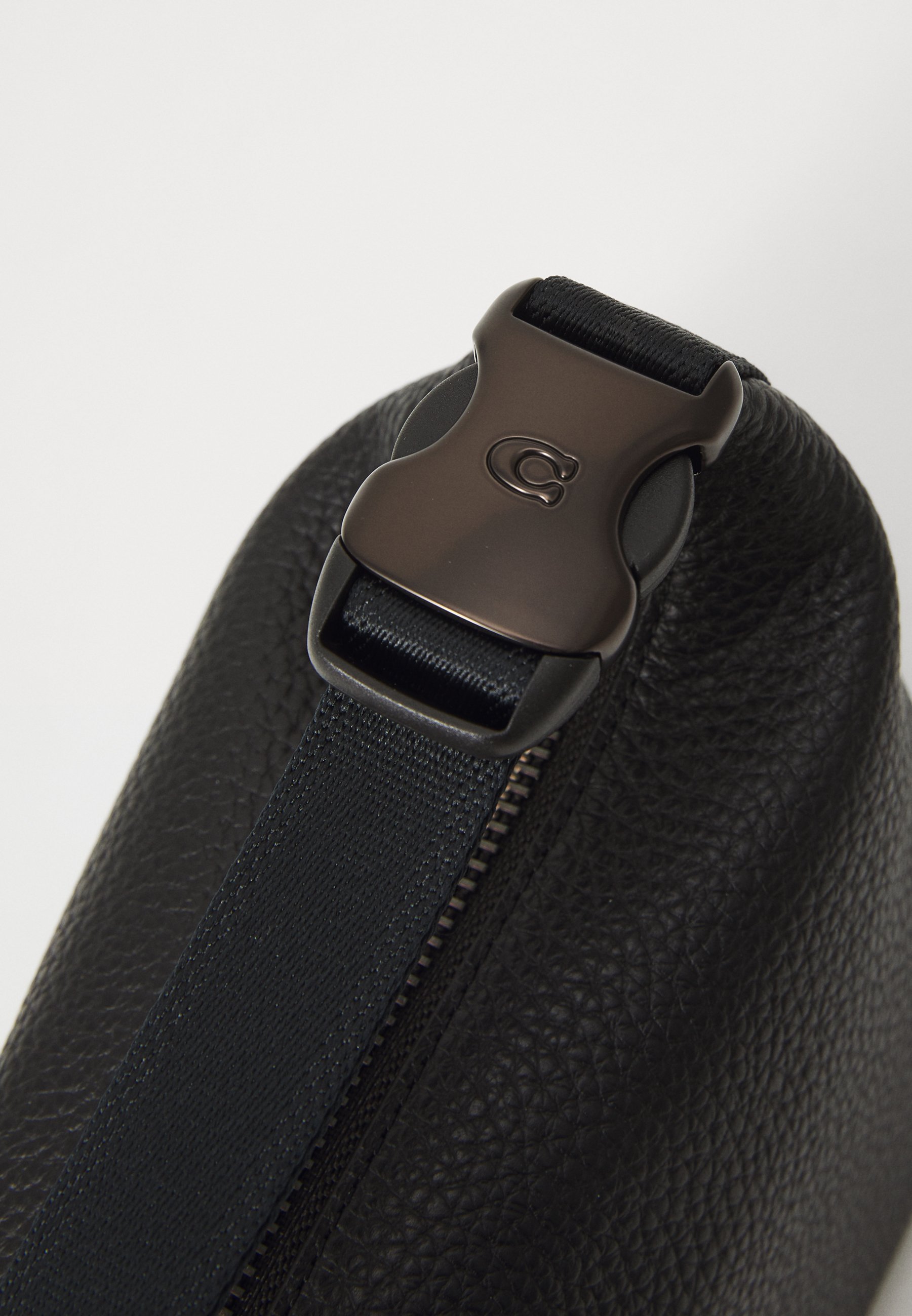 Kit de viagem Coach com fecho Speedclip - Necessaire - preta