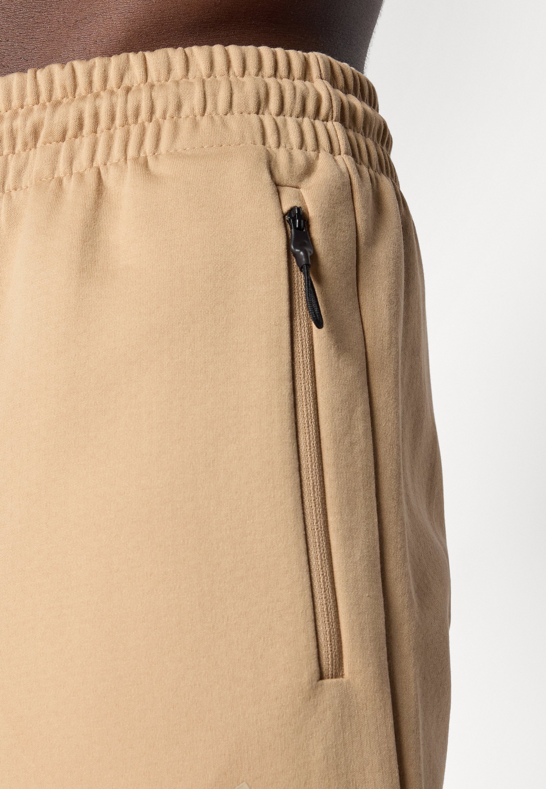 adidas Sportswear ZNE - Calça de treino - tom areia quente