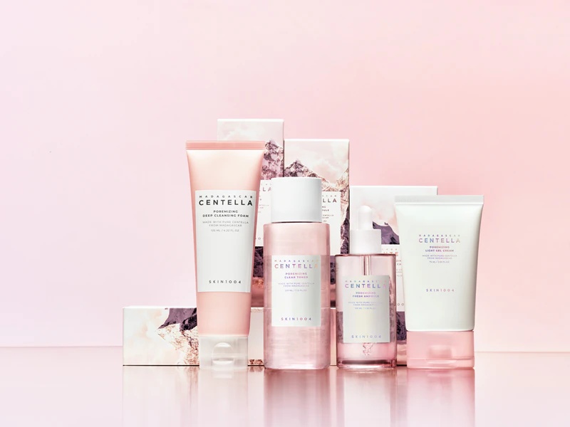 SKIN1004 Madagaskar Centella Poremizing Light Gel Cream je lahka krema v obliki gela za glajenje kože in zmanjšanje por.