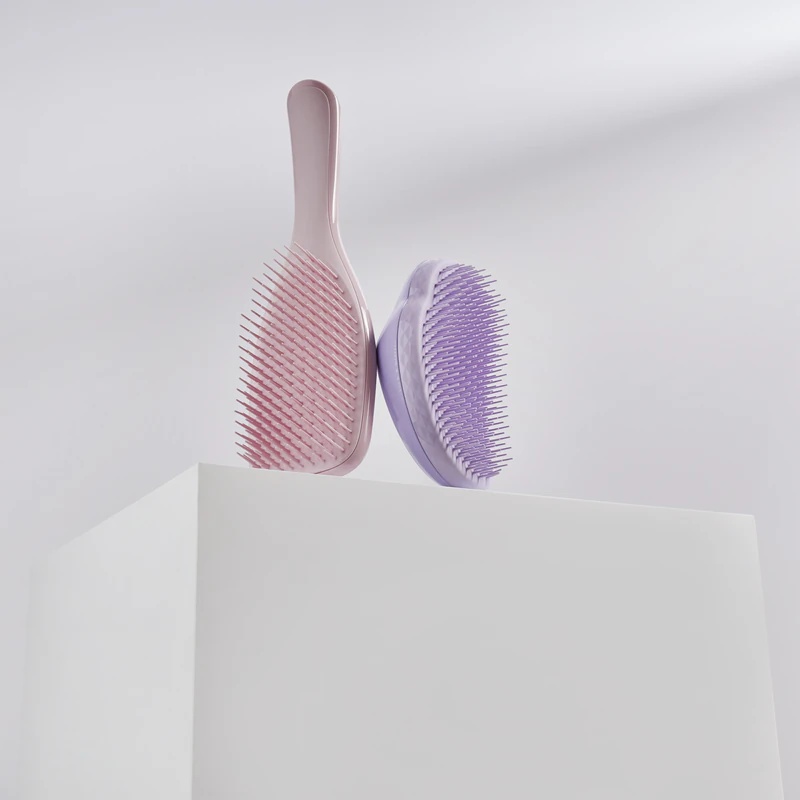 „Tangle Teezer“ – plokščias plaukų iššukavimo šepetys visiems plaukų tipams.
