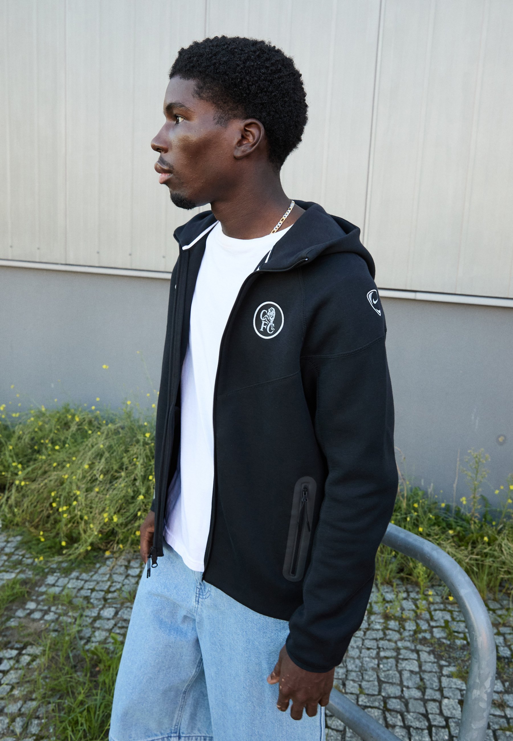 Nike Performance CHELSEA FC TECH WINDRUNNER - Abbigliamento da club - nero/argento campo