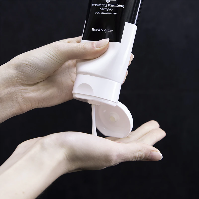 Hair Rituel by Sisley Shampoo Revitalizante e Volumizador com óleo de camélia para cabelos finos, sem sulfatos.
