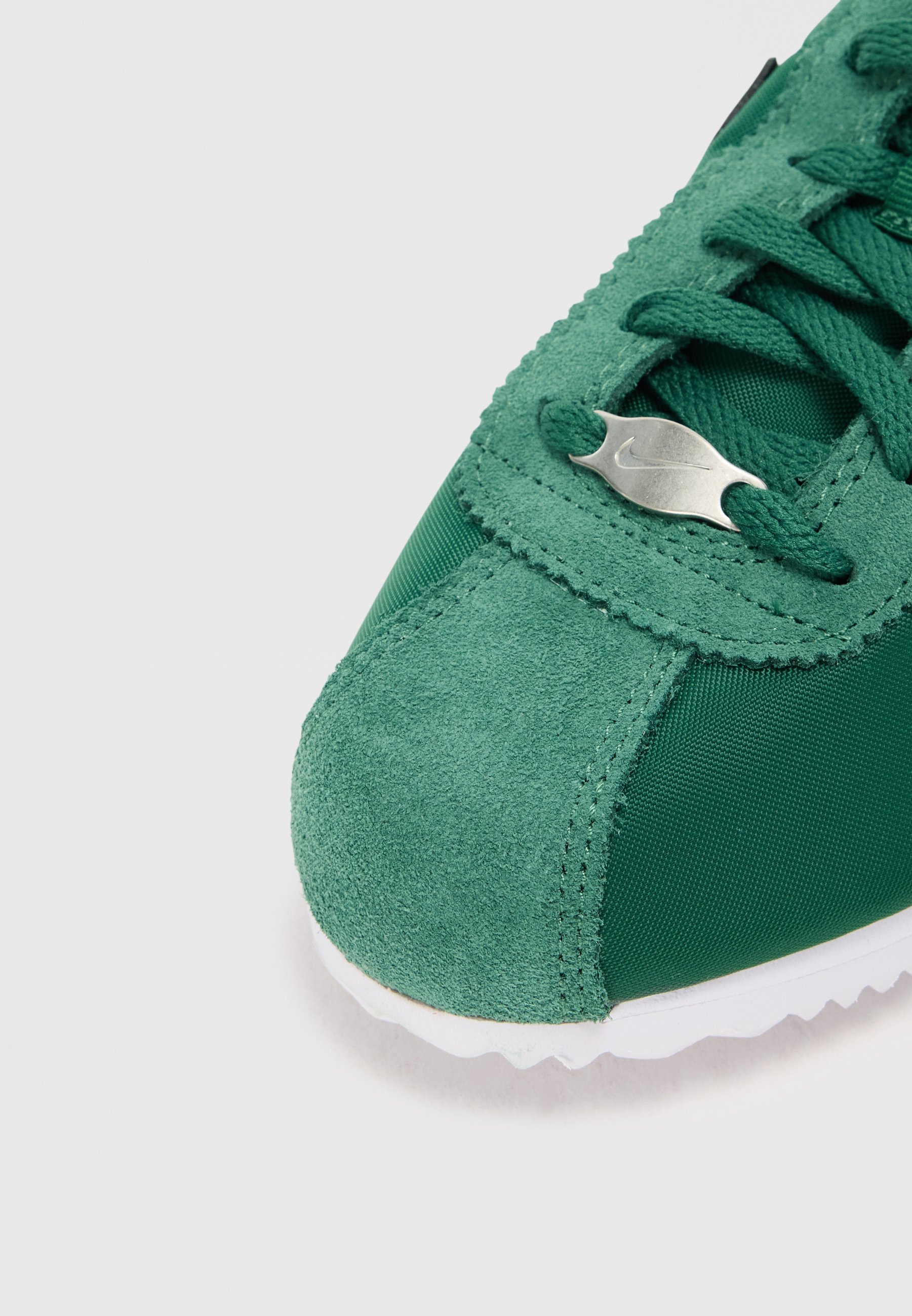 Nike Sportswear CORTEZ UNISEX - Scarpe da ginnastica - verde gola/ciliegia selvatica/bianco