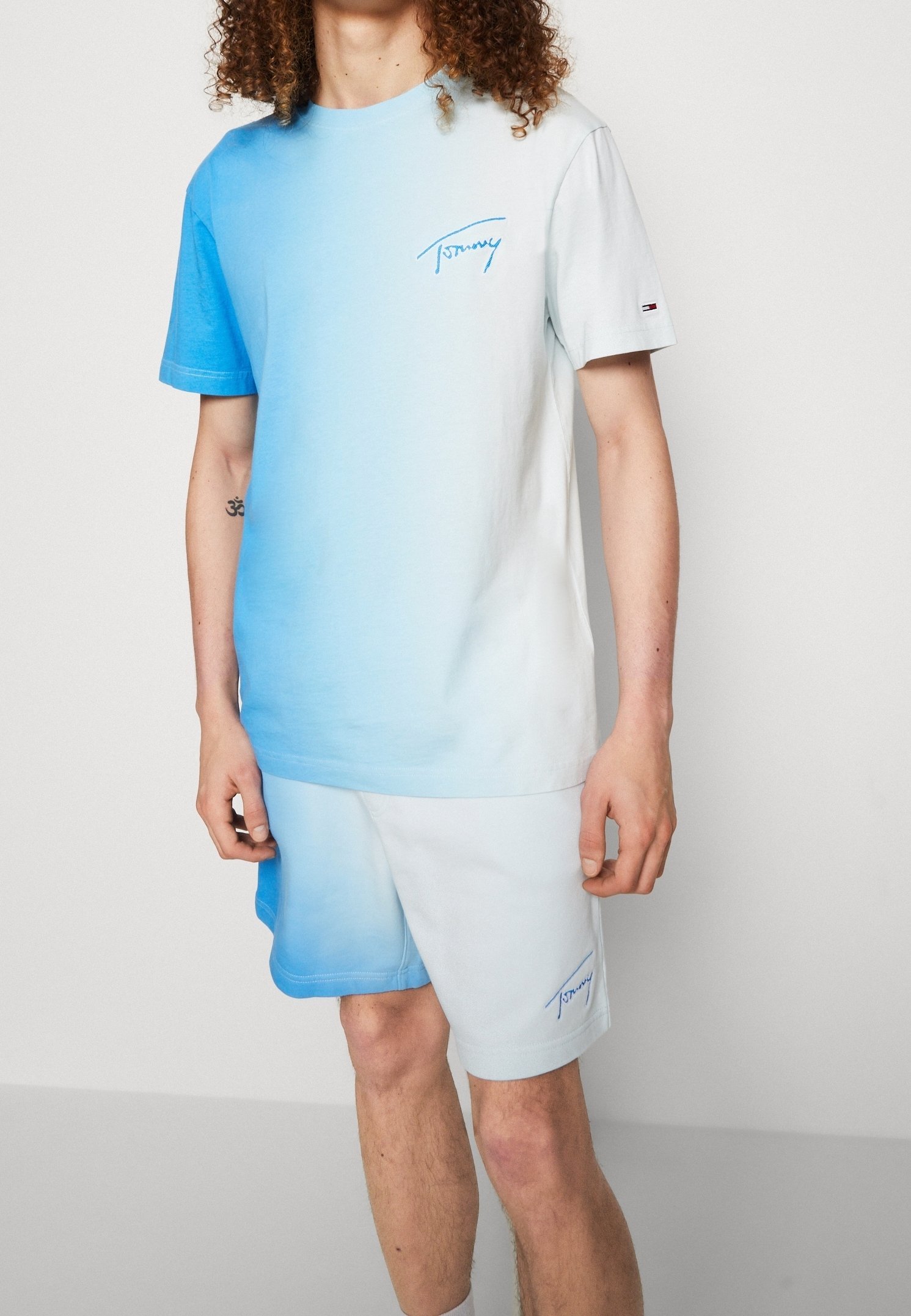 Camiseta Tommy Jeans com estampa - azul claro