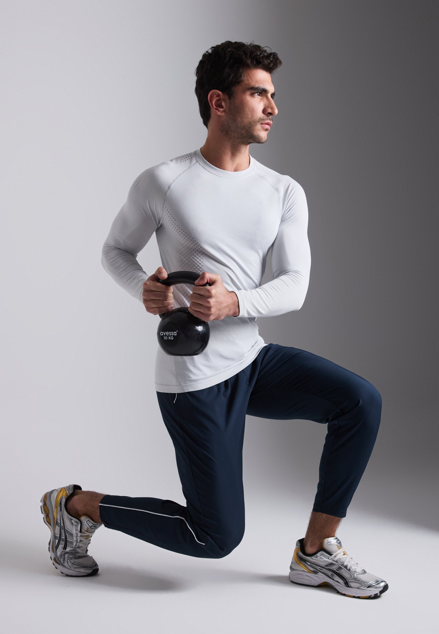 Pantaloni da tuta Pier One Sport slim fit con tasche e cerniera alla caviglia - blu scuro