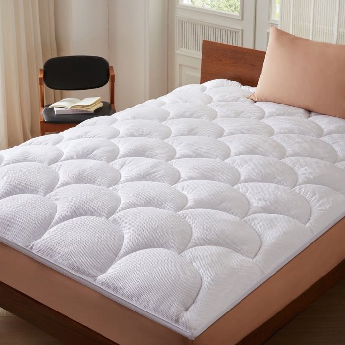 Cubrecolchón CASABEL de 160 x 190 cm en microfibra refrescante, relleno de fibra hueca de 600 g/m², 4 cm de grosor, cierre elástico.