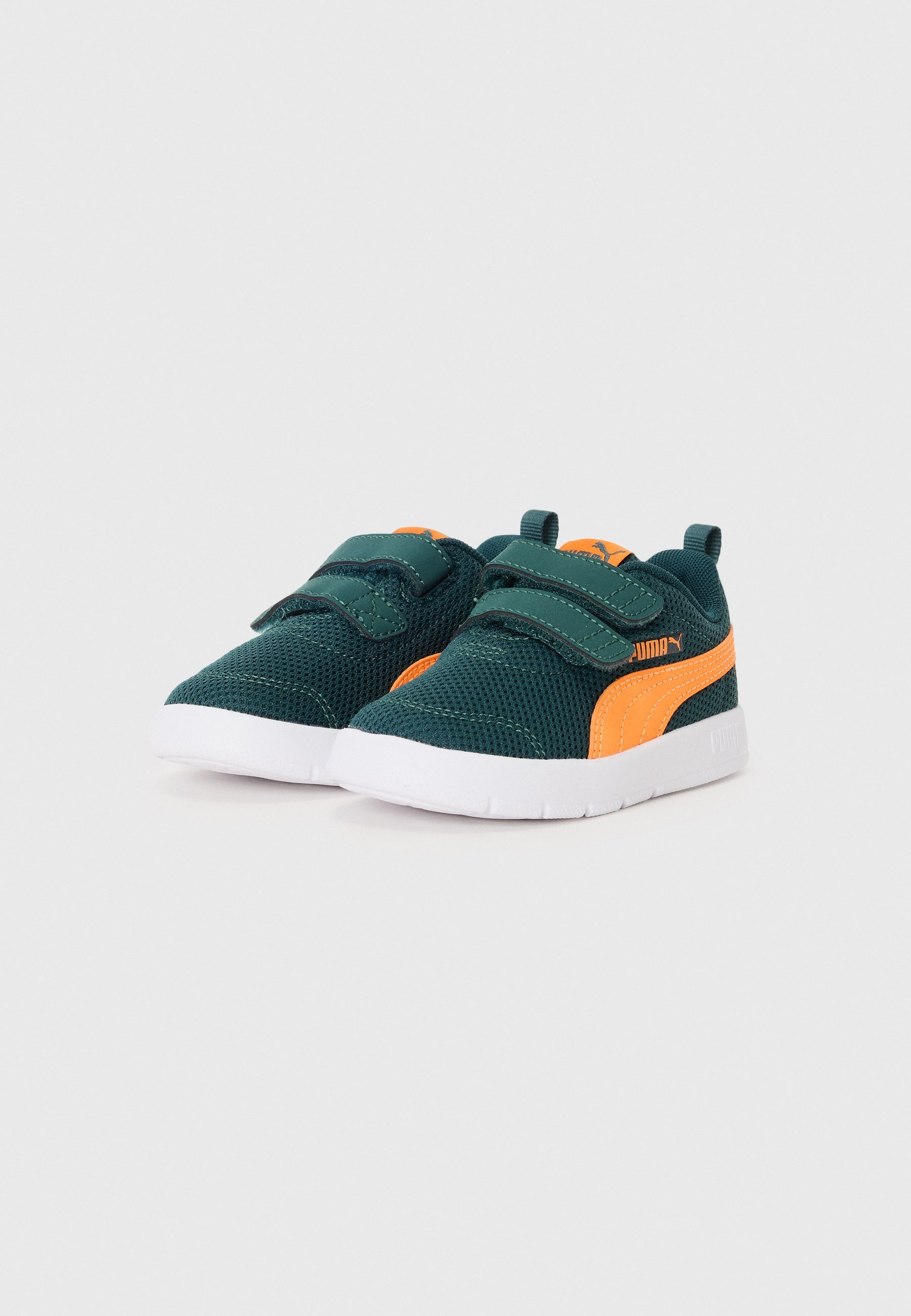 Puma COURTFLEX V3 UNISEX - Hardloopschoenen voor op de weg - groen terrein/oranje glo