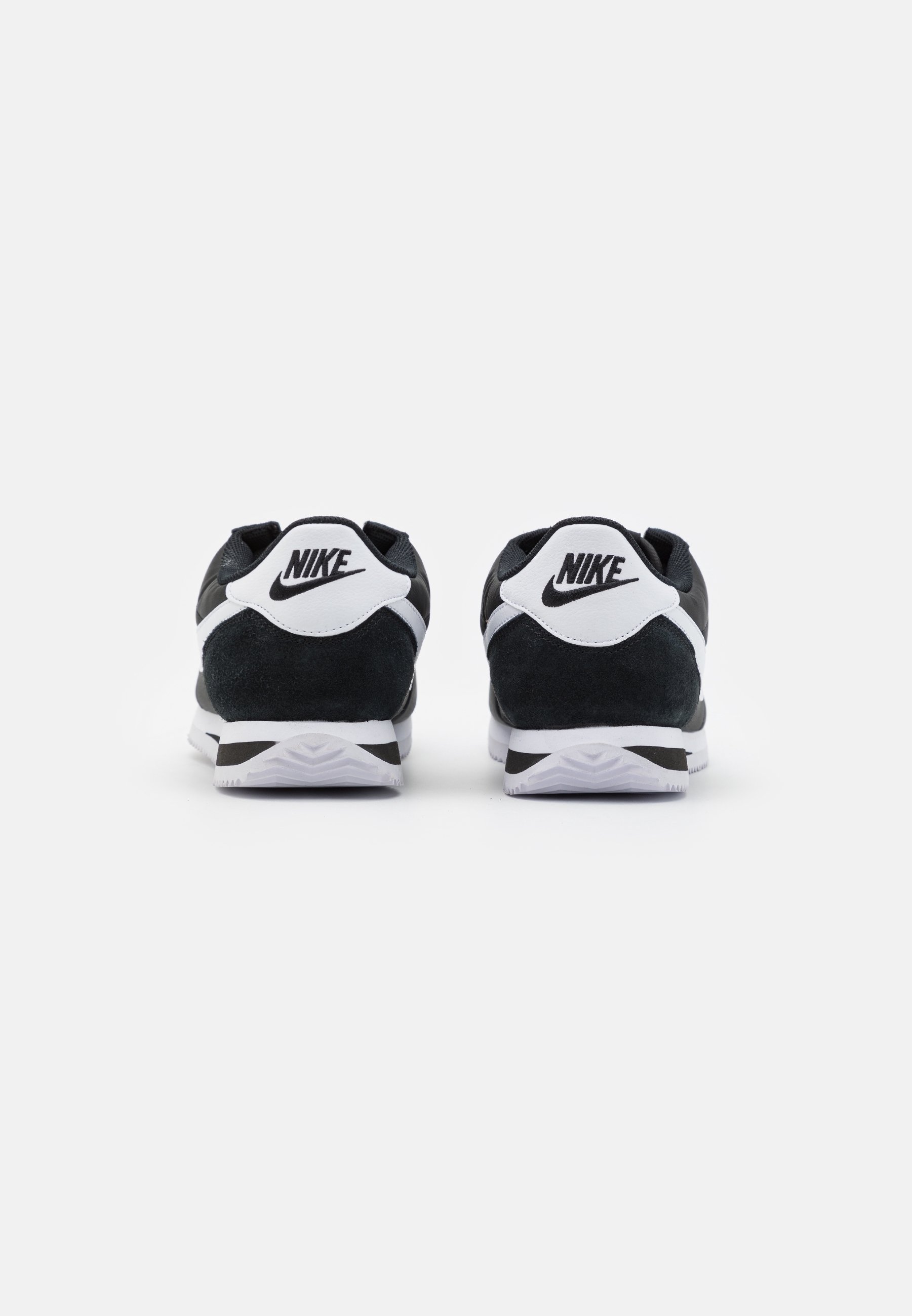 Nike spordijalatsid - mustad