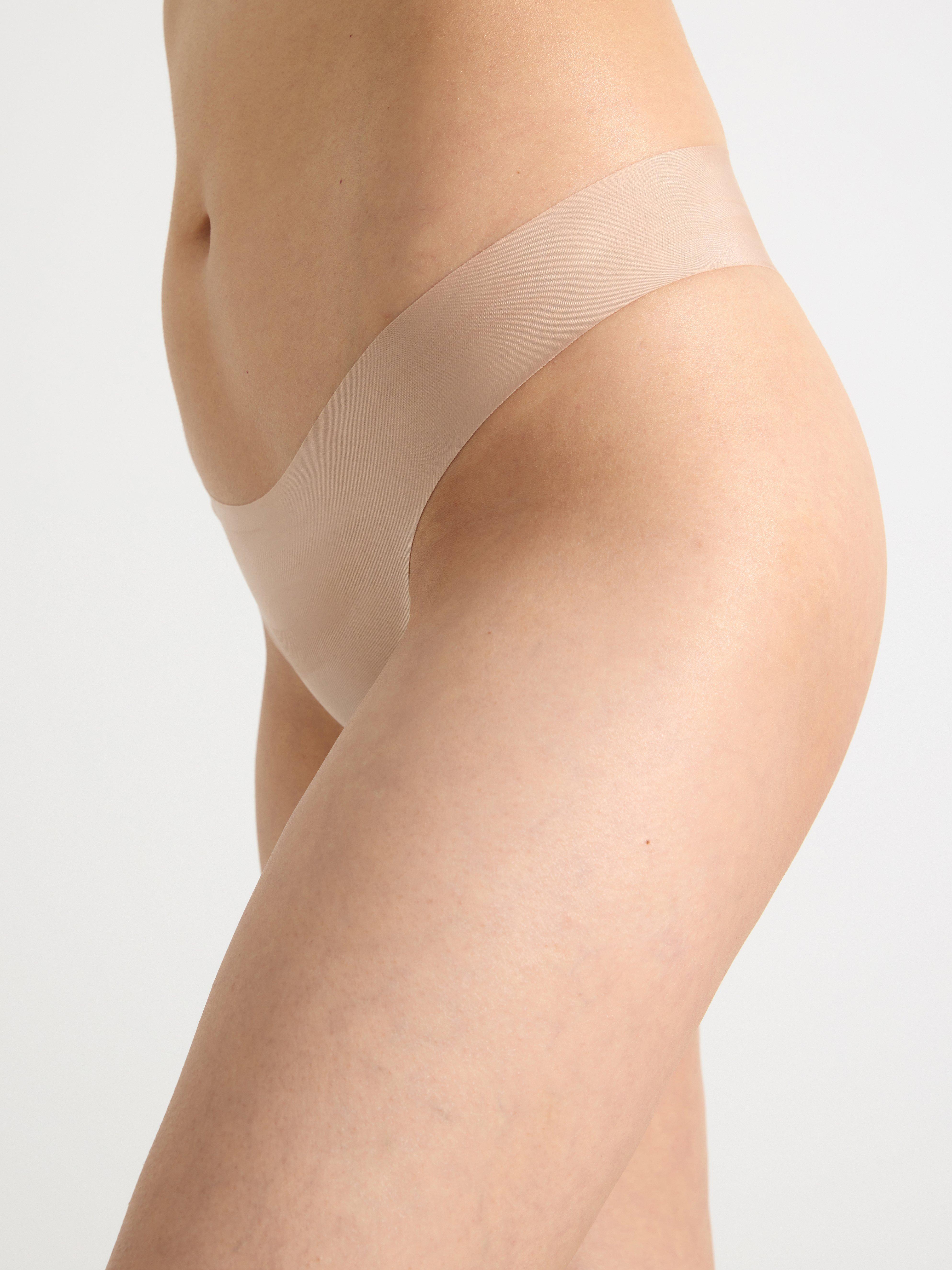 Tanga invisible con cintura normal, color beige.
