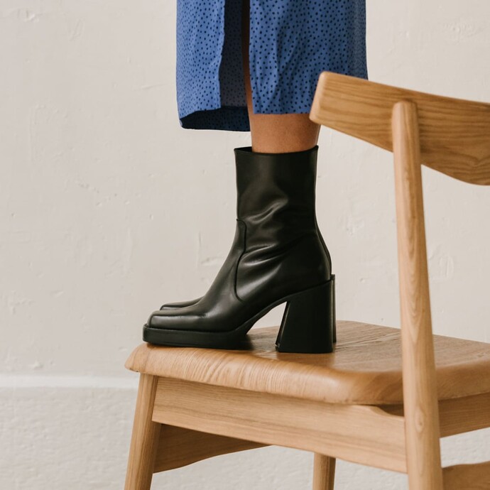 Boots à talons et bouts carrés  en cuir noir