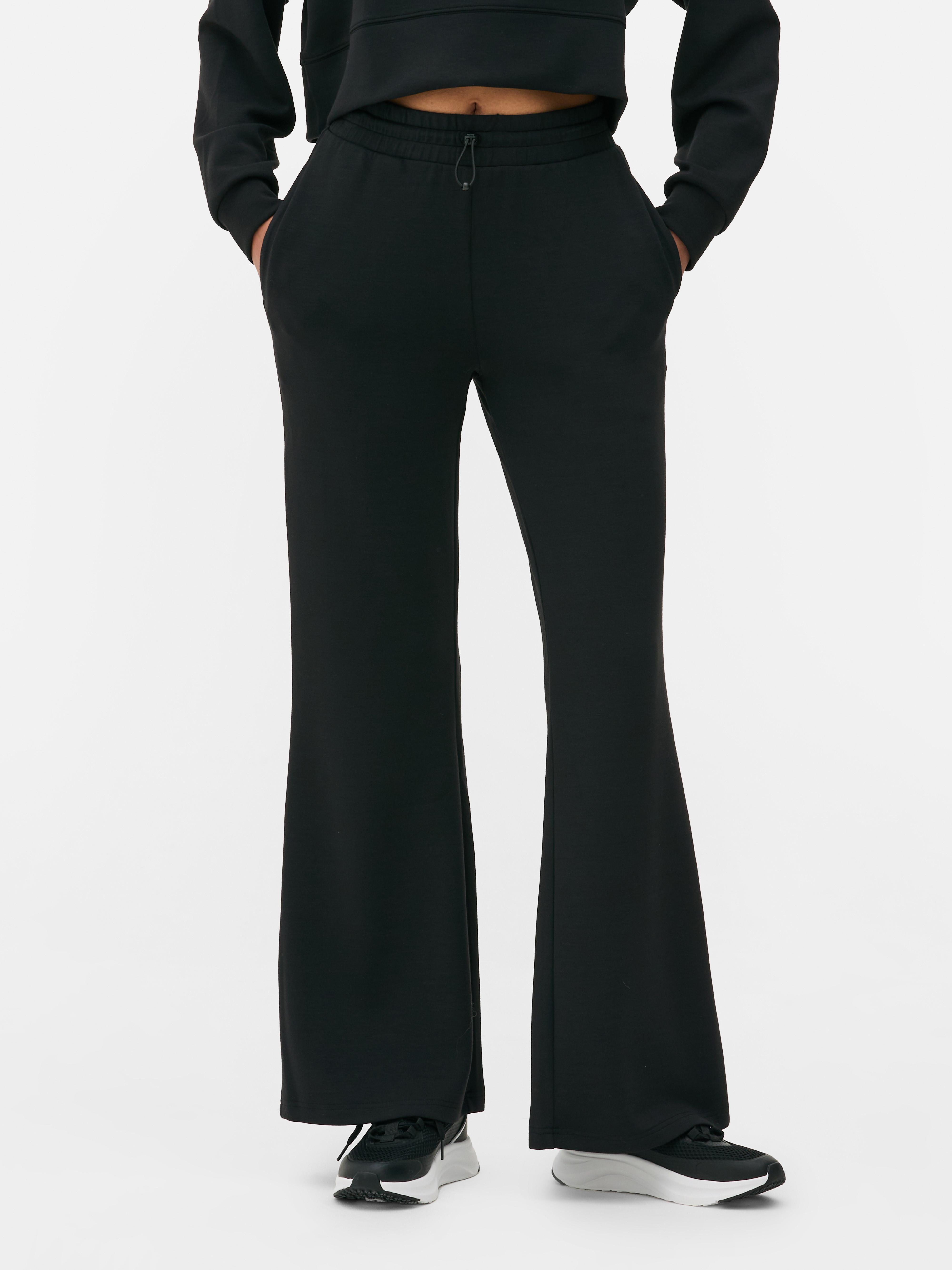 Pantaloni de trening moi, cu croială largă, cu talie reglabilă și închidere tip șnur