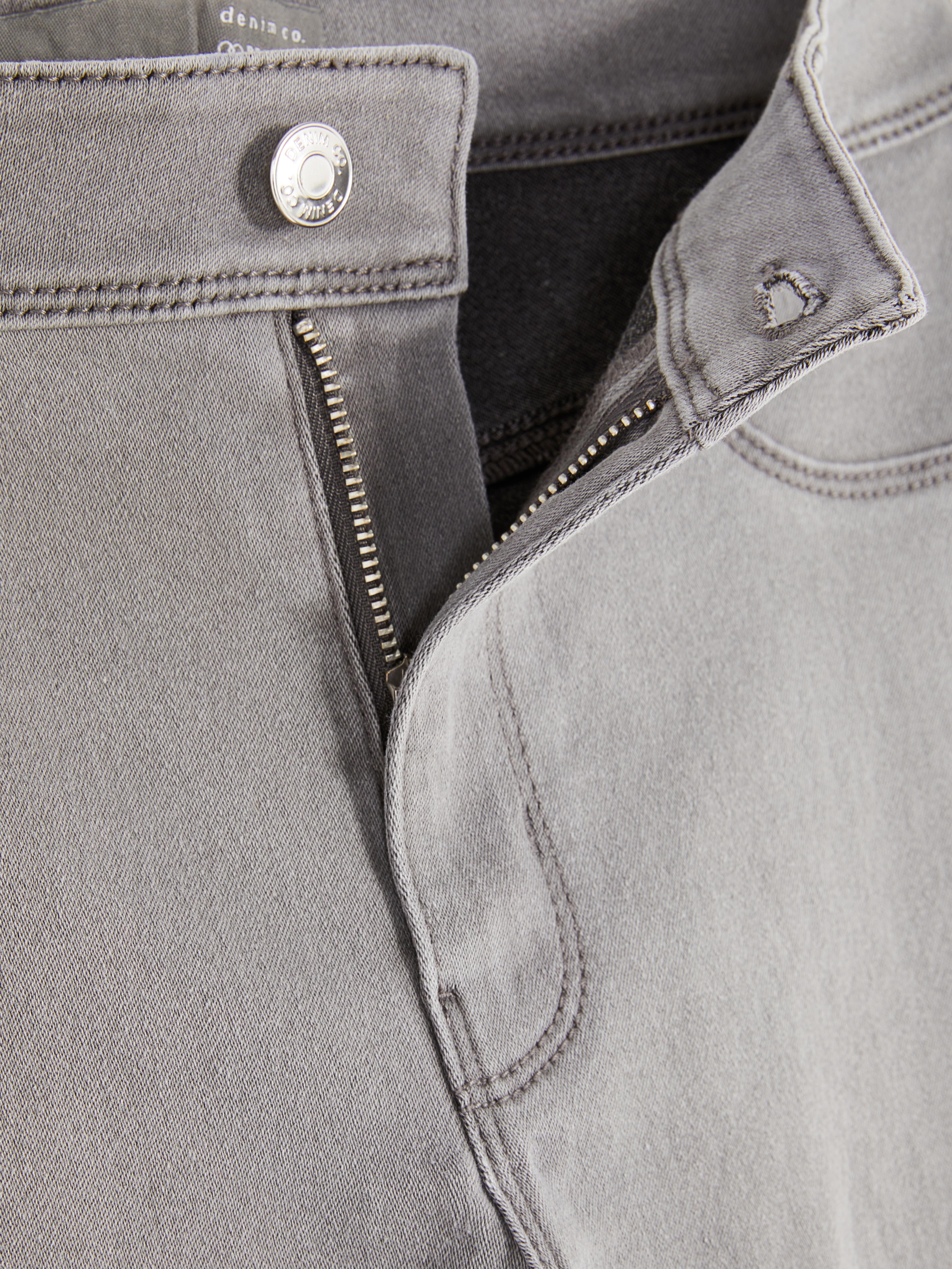 Blugi skinny simpli cu talie medie. Blugii sunt un must-have, iar noi adorăm acest stil mulat.