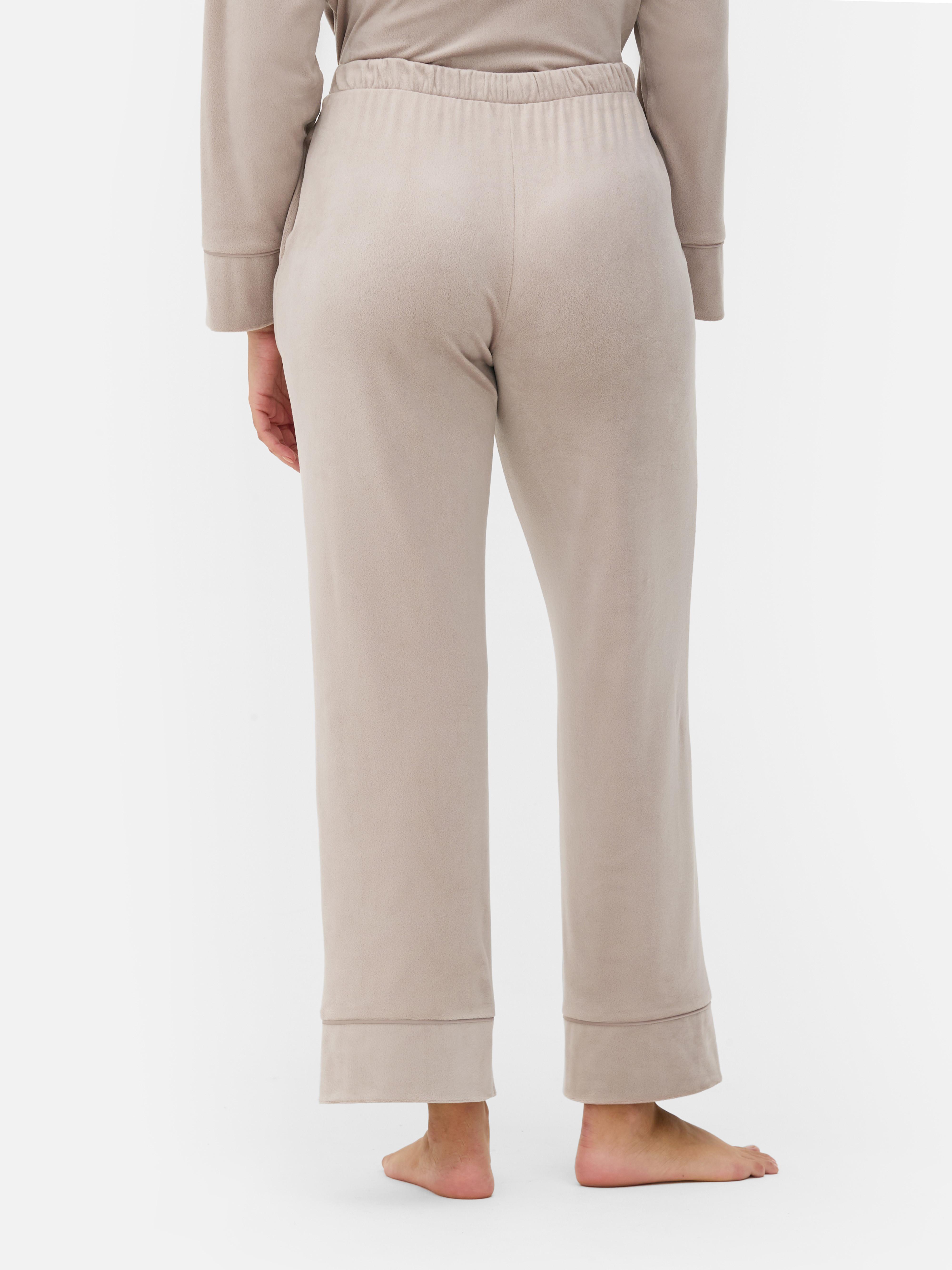 Pantaloni de pijama cu croială largă din fleece minky. Dormiți în lux în acești pantaloni de pijama cu croială largă din fleece minky moale.