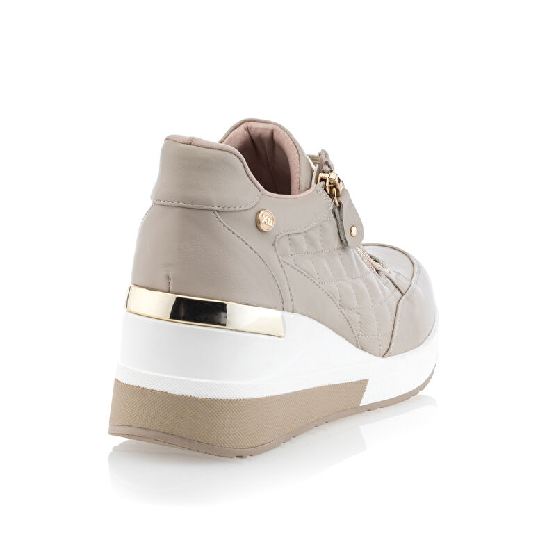 Zapatillas deportivas para mujer color beige.